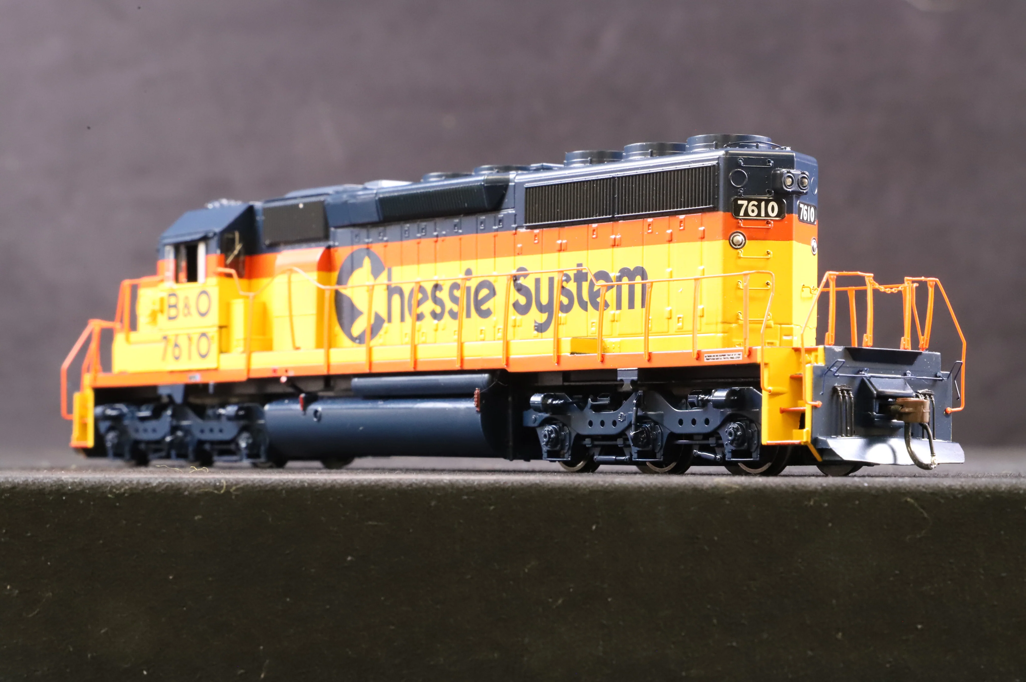 Athearn HO ATH72086 SD40-2 '7610' Diesel Locomotive B&O Chessie System DCC Fitted - Image 2