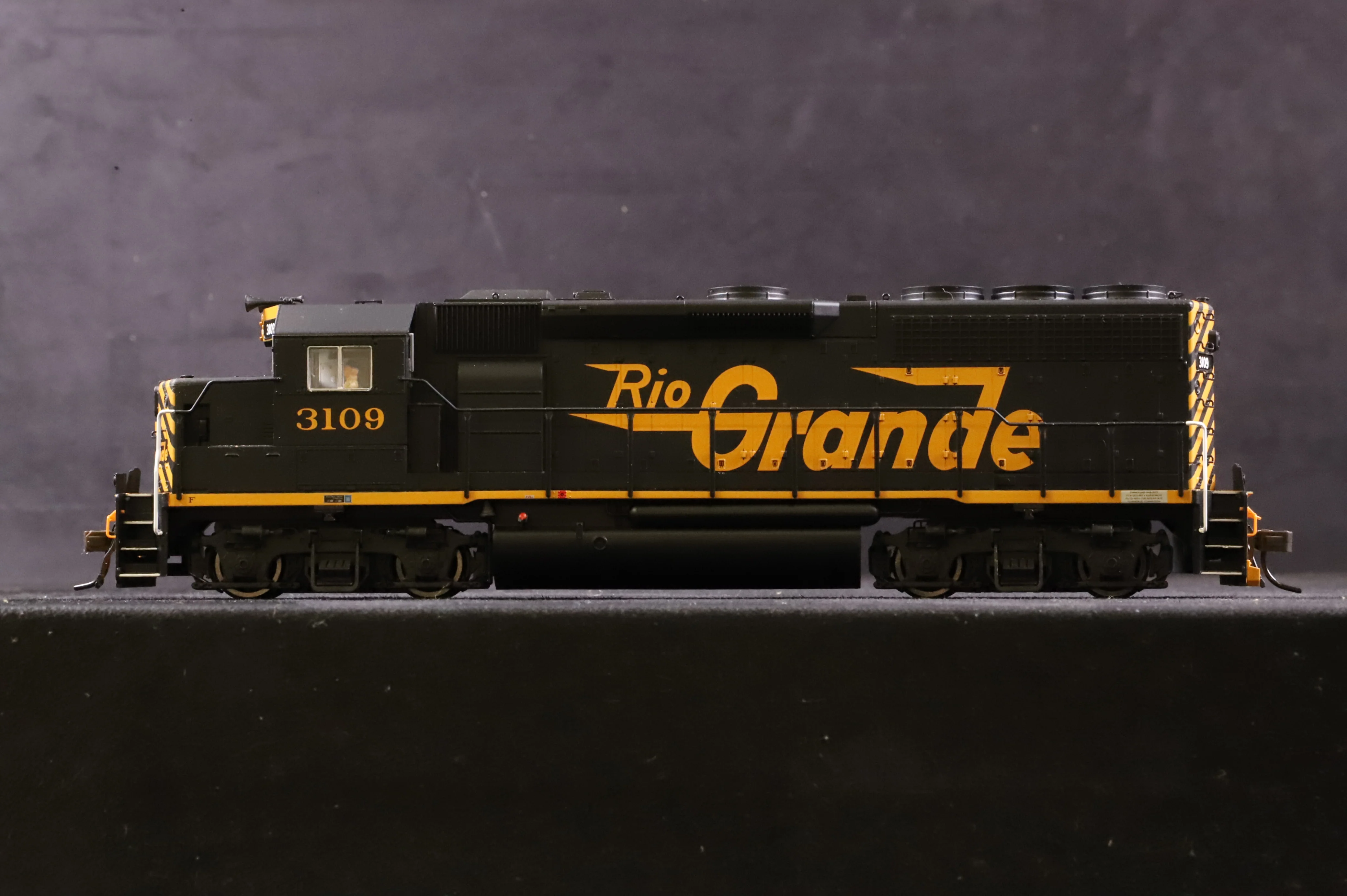 Atlas HO 10000401 GP40-2 Loco No.3109 in Rio Grande Black w/ Wasp Stripes - Image 2