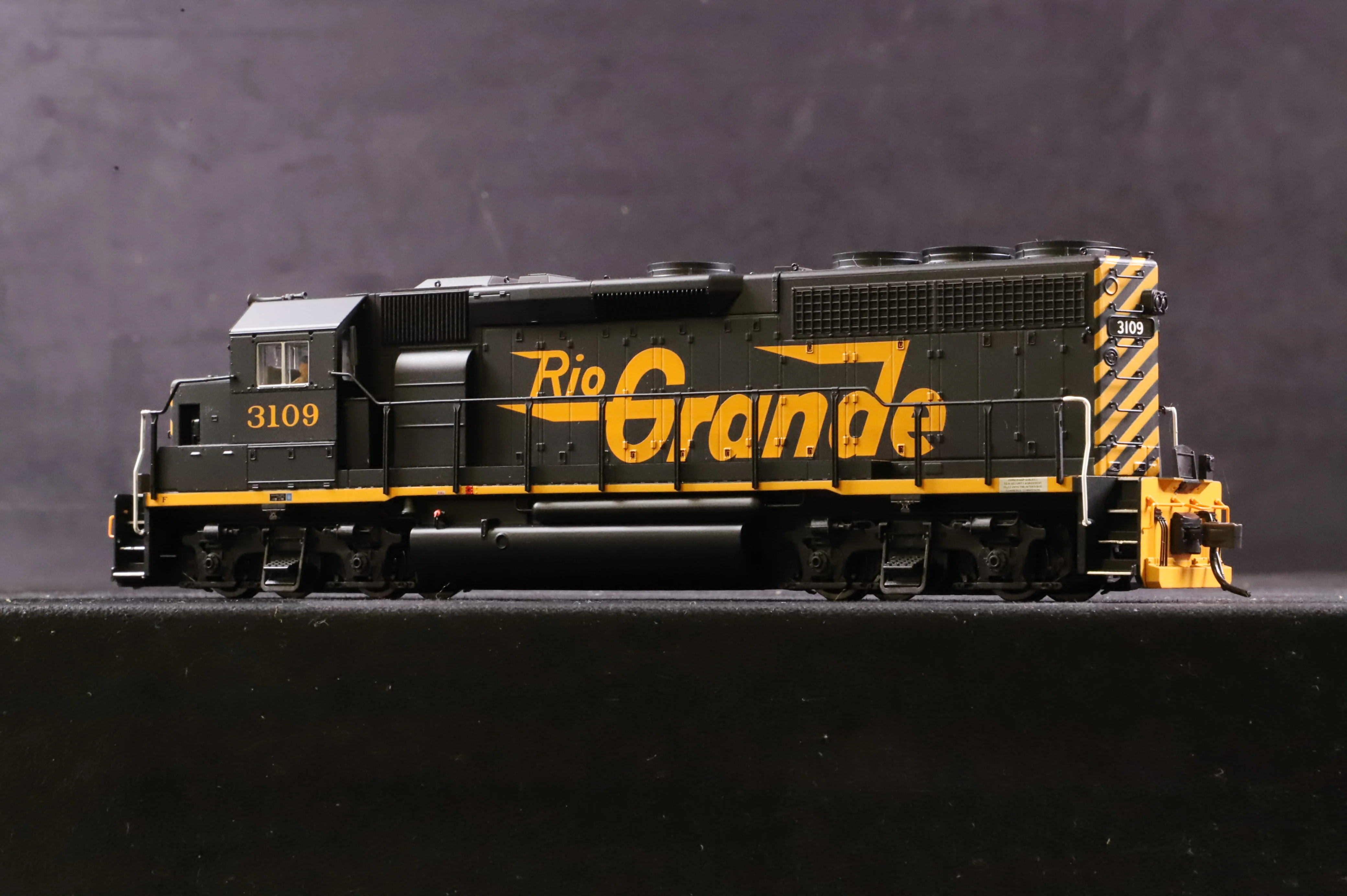 Atlas HO 10000401 GP40-2 Loco No.3109 in Rio Grande Black w/ Wasp Stripes - Image 5