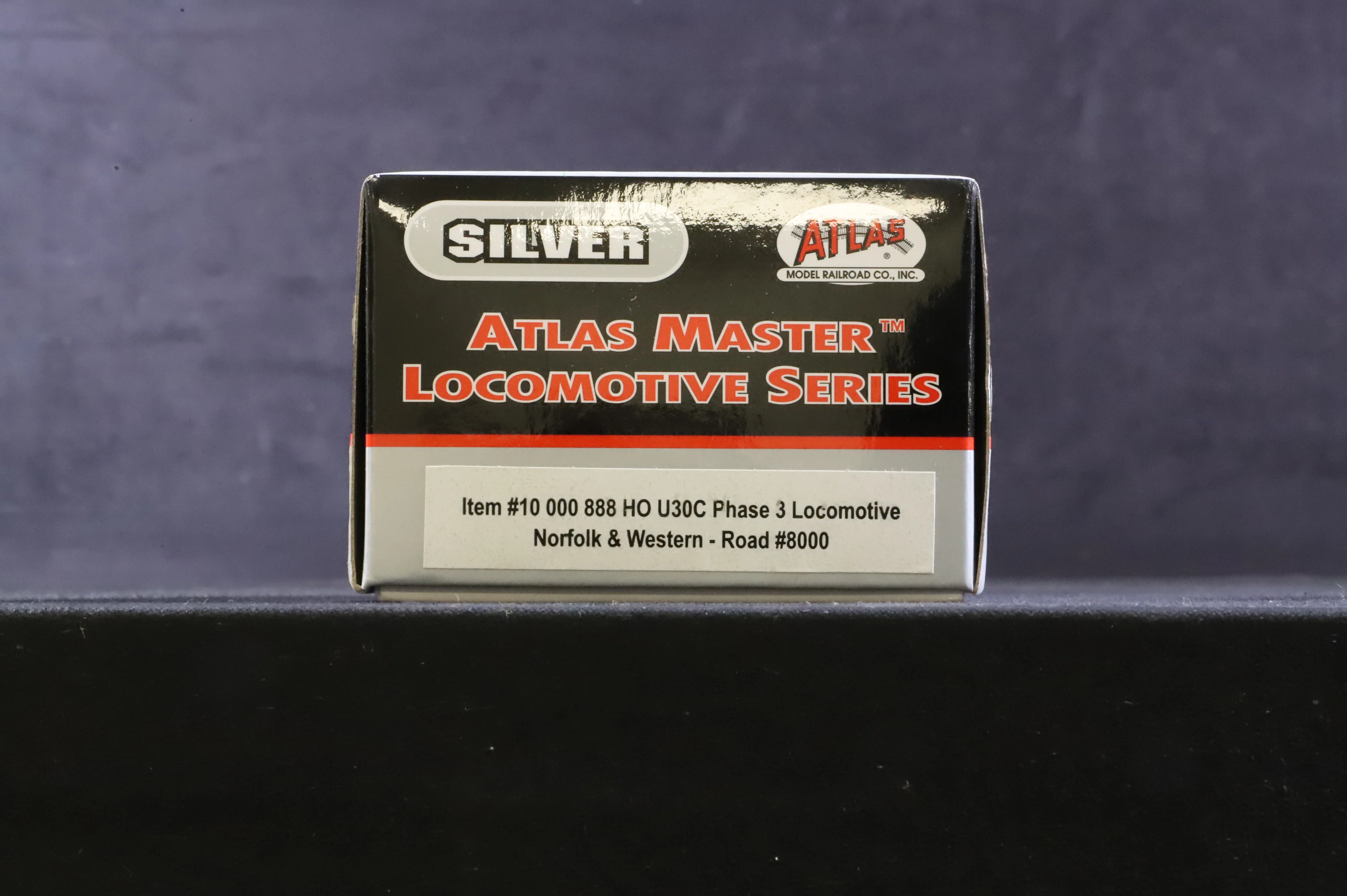 Atlas HO 10000888 U30C Phase 3 Loco No.8000 in Norfolk & Western Black - Image 3