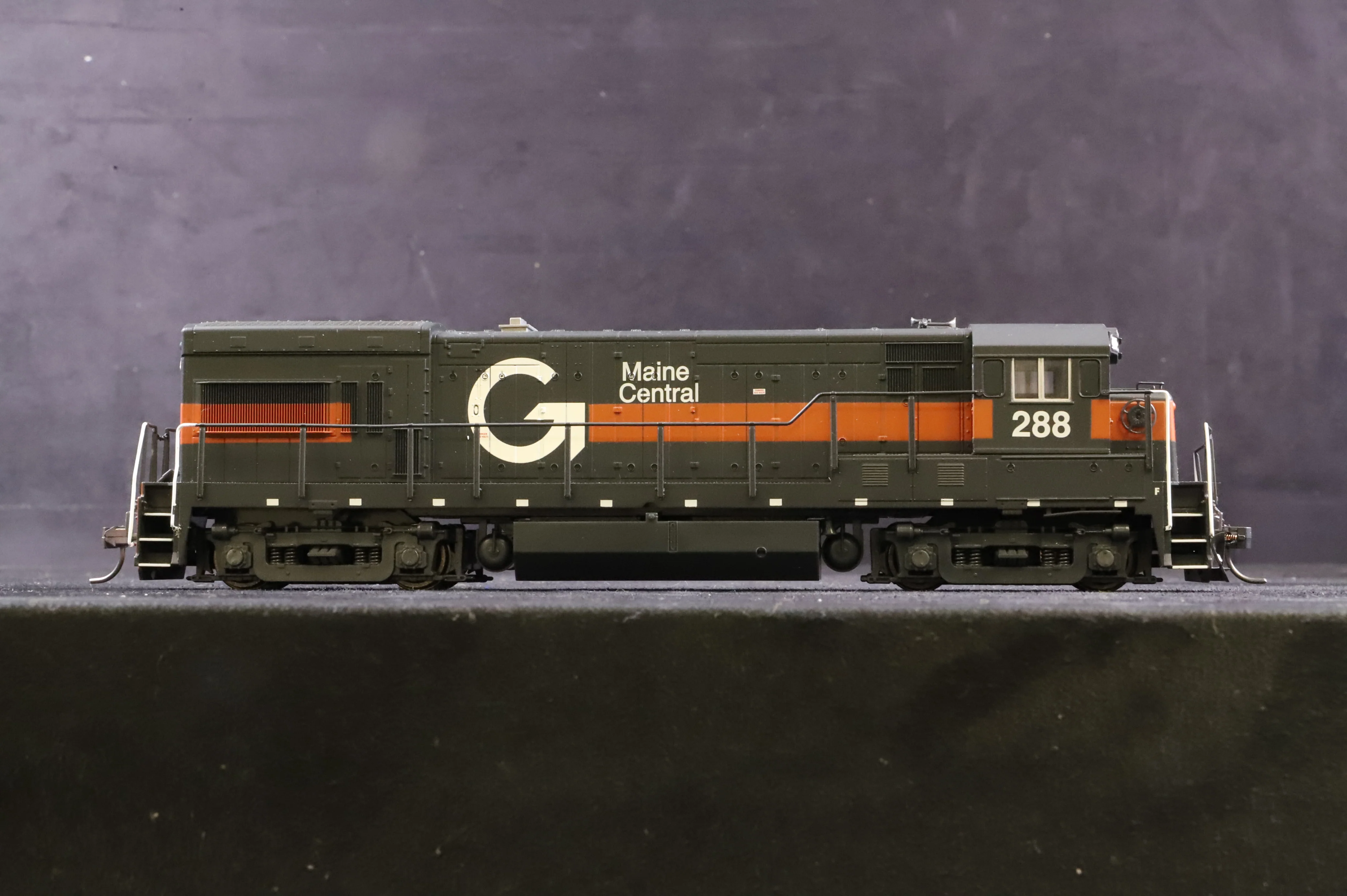 Atlas HO 8648 GE U23B 'Diesel Locomotive '288' Maine Central - Image 3