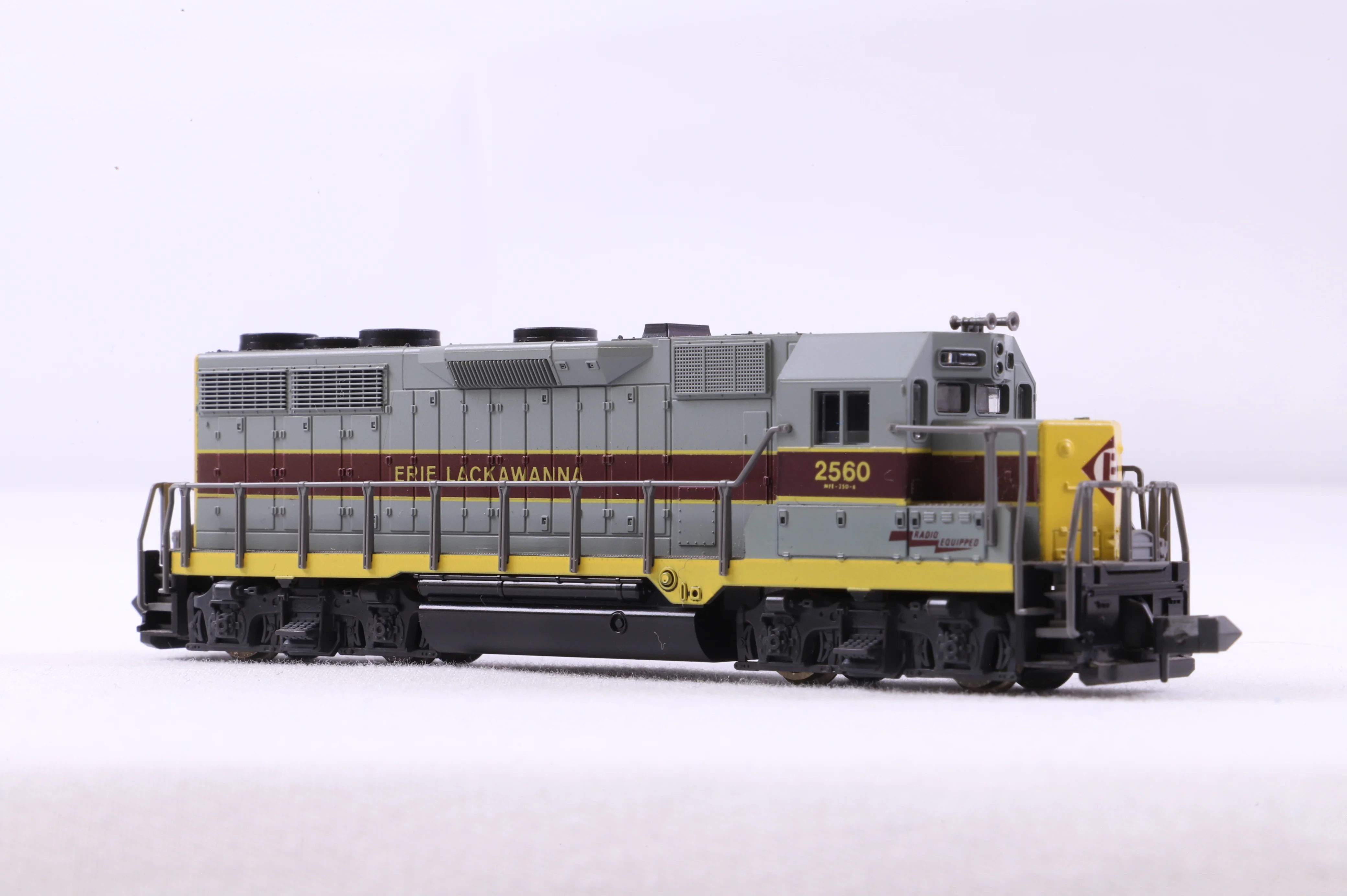 Atlas N 4630 EMD GP35 Erie Lackawanna '2560'