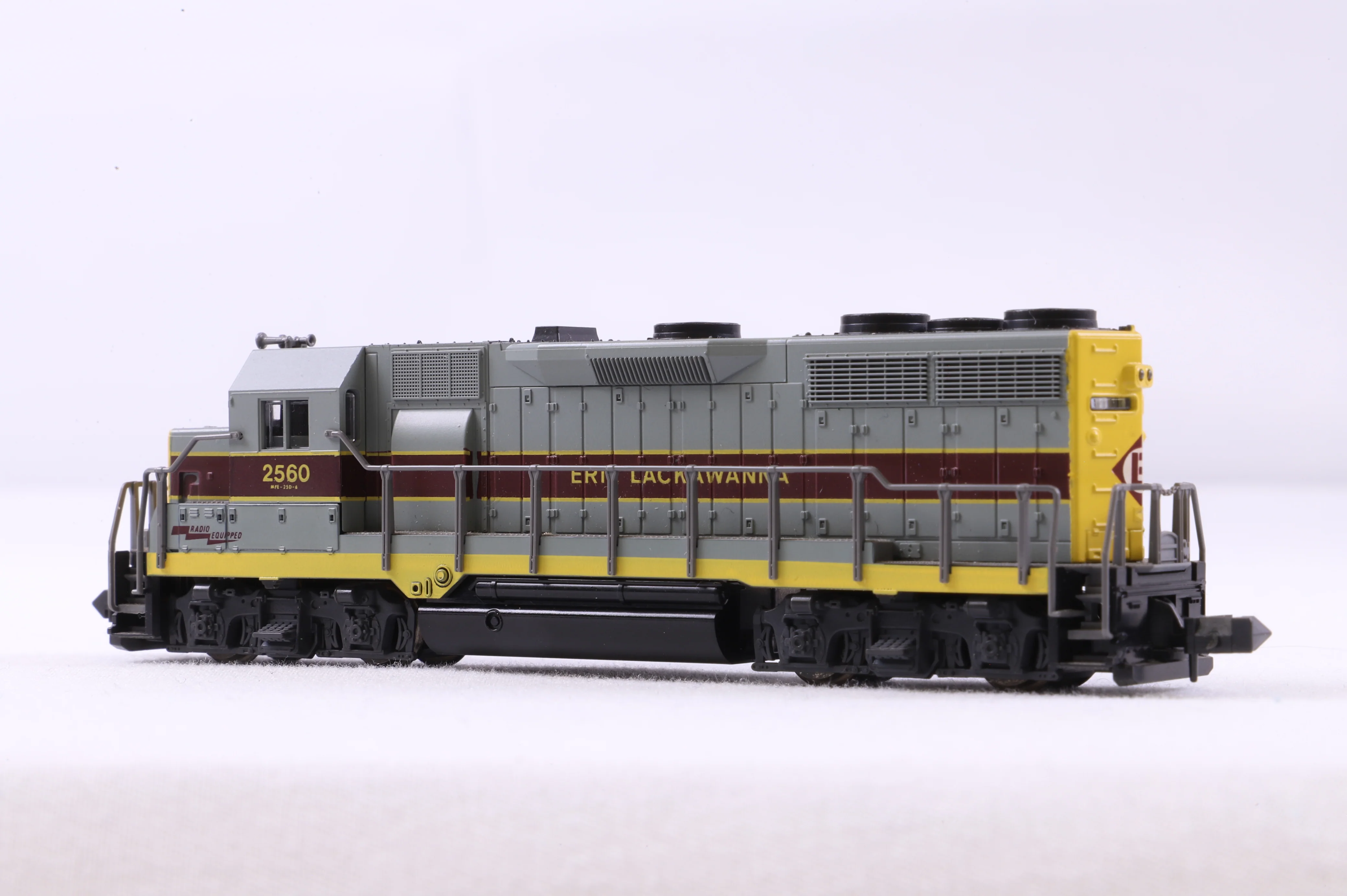 Atlas N 4630 EMD GP35 Erie Lackawanna '2560' - Image 2