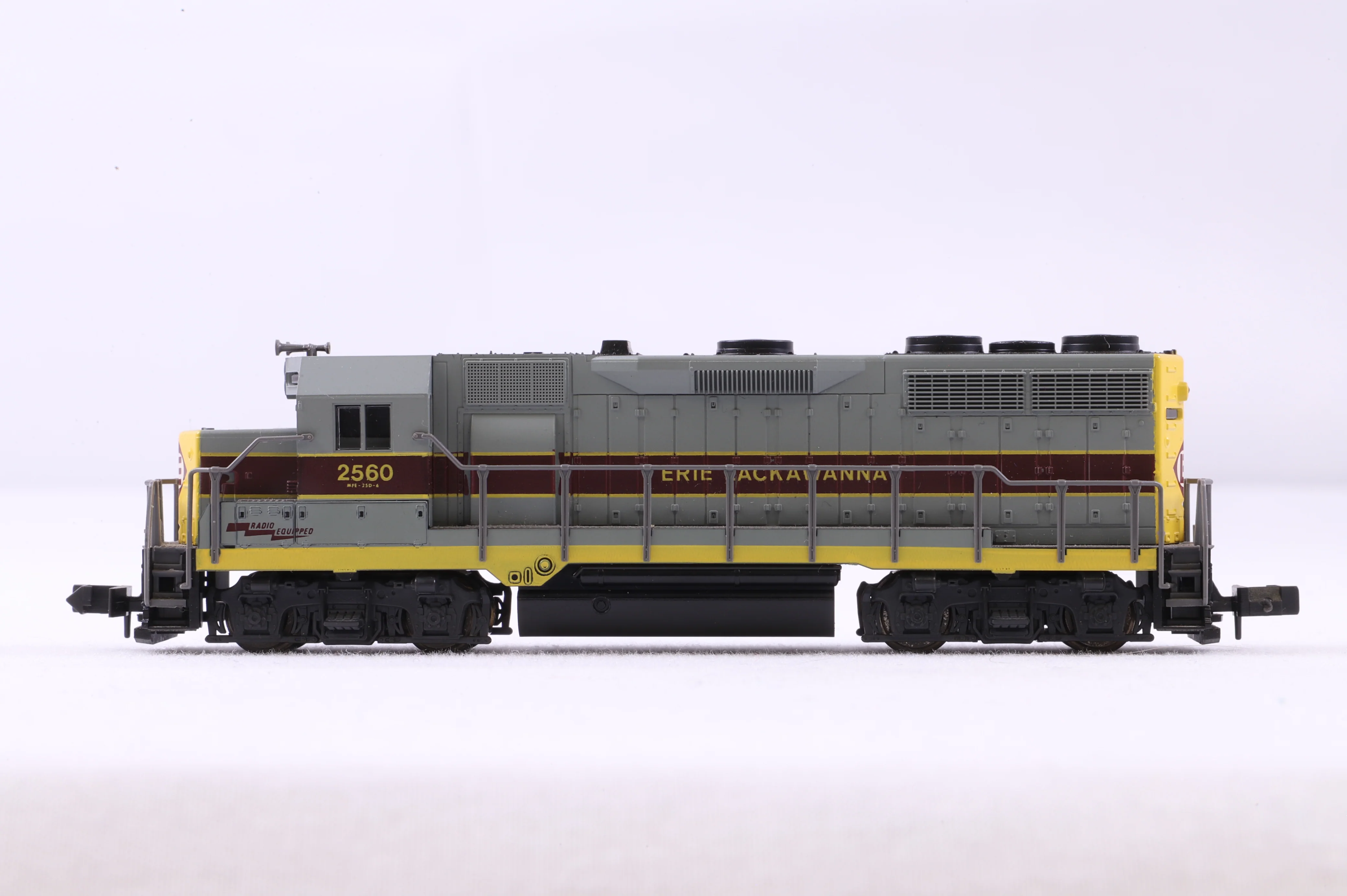 Atlas N 4630 EMD GP35 Erie Lackawanna '2560' - Image 3