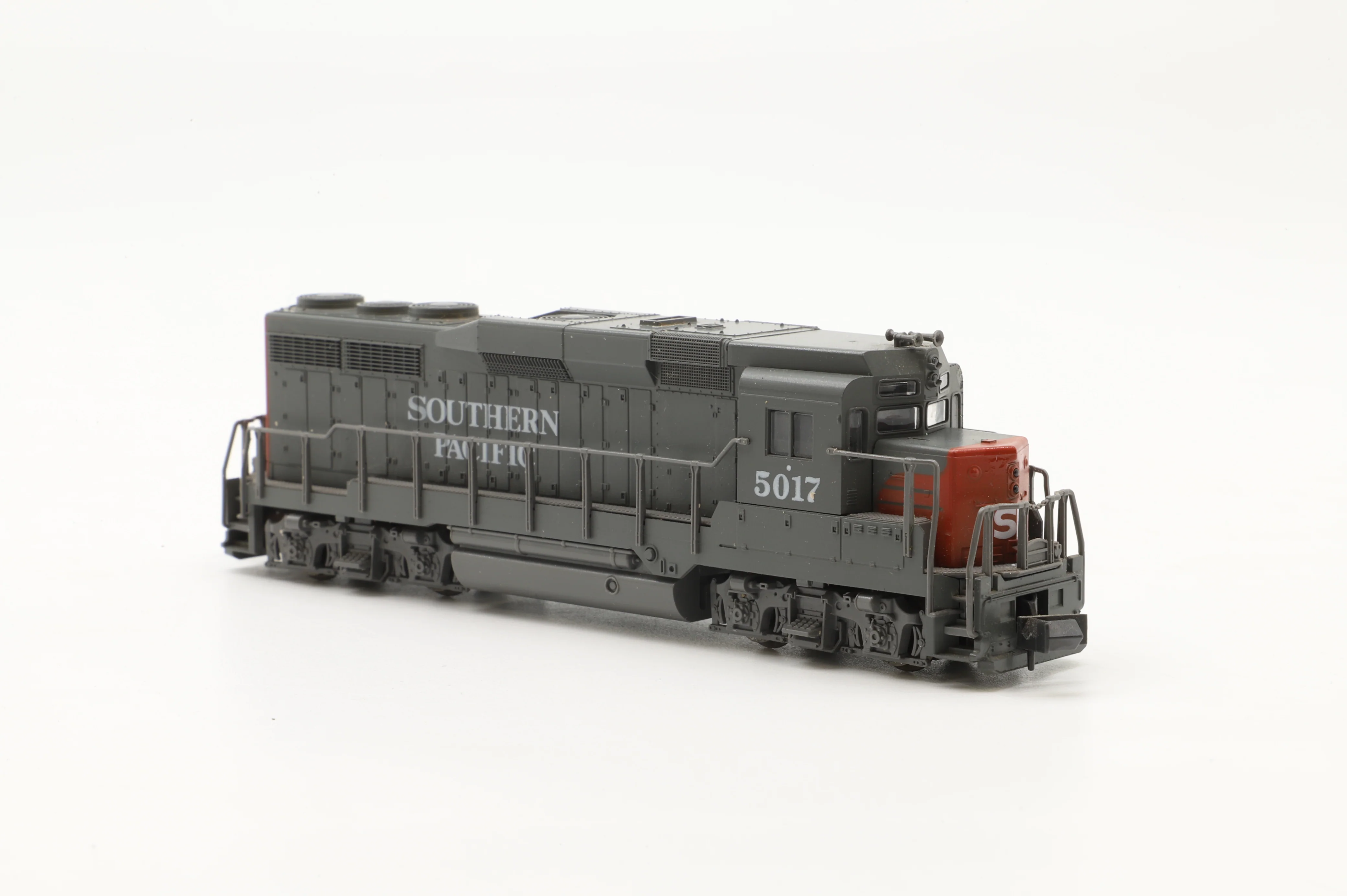Atlas N 4709 EMD GP30 #5017 in SP Grey/Red