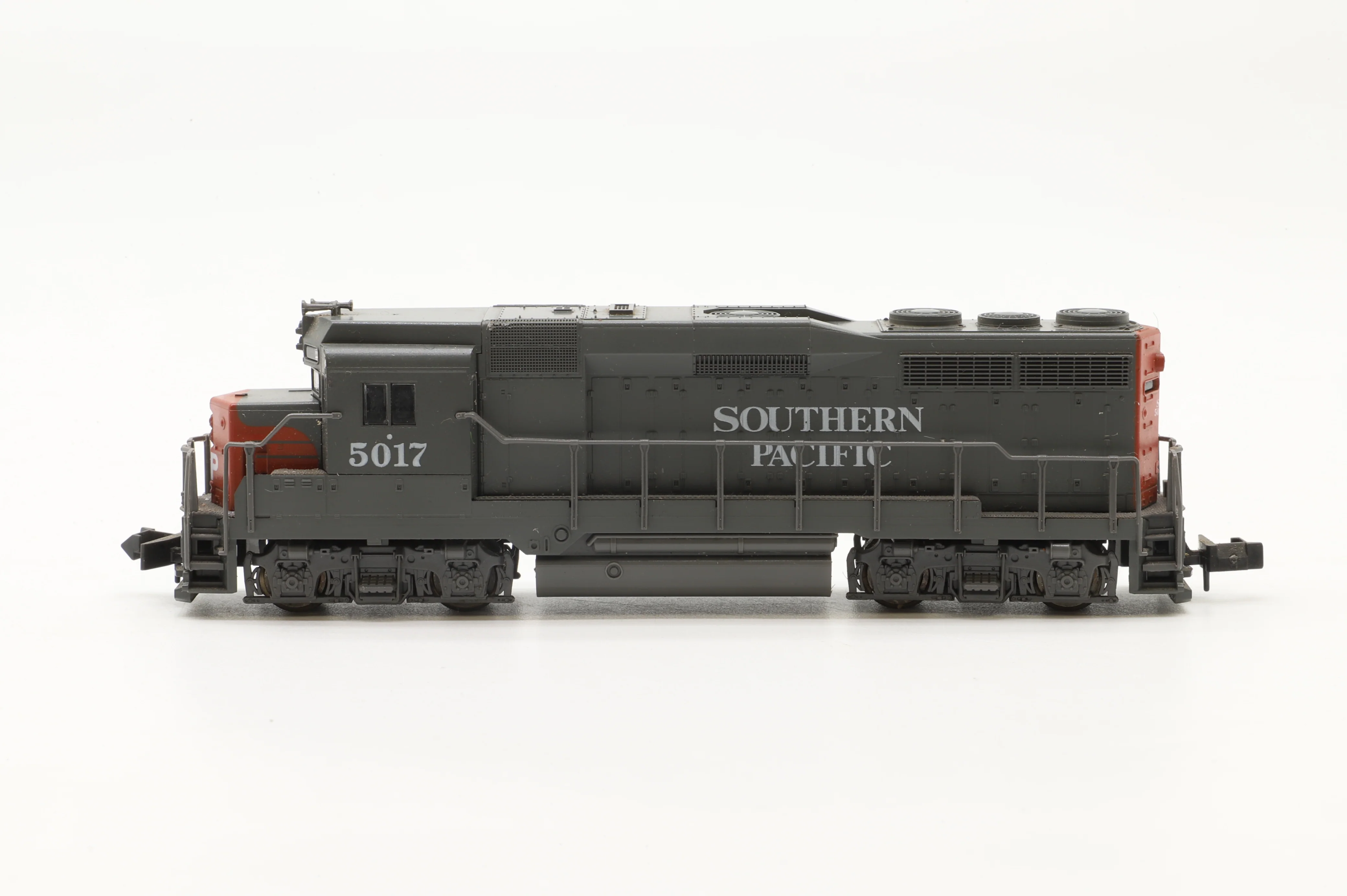 Atlas N 4709 EMD GP30 #5017 in SP Grey/Red - Image 2