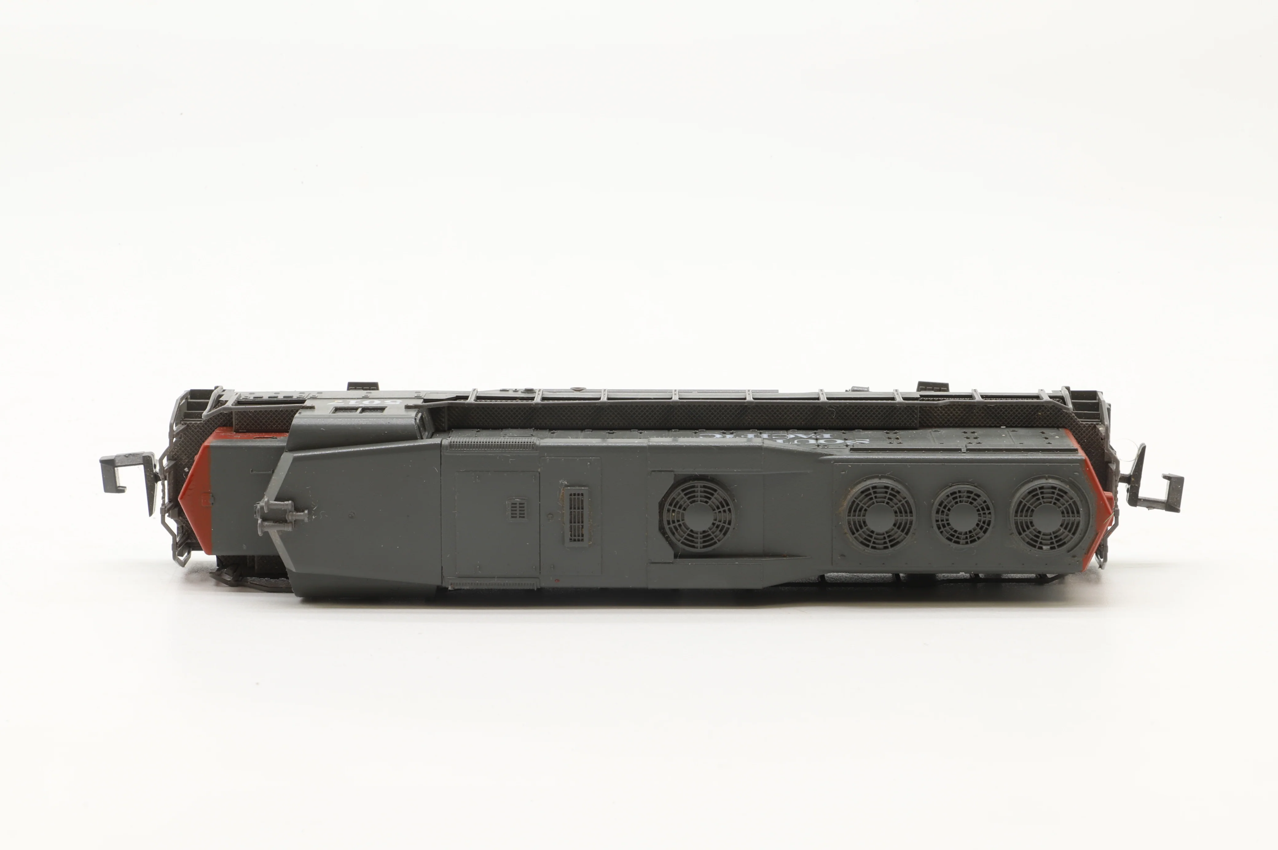 Atlas N 4709 EMD GP30 #5017 in SP Grey/Red - Image 3