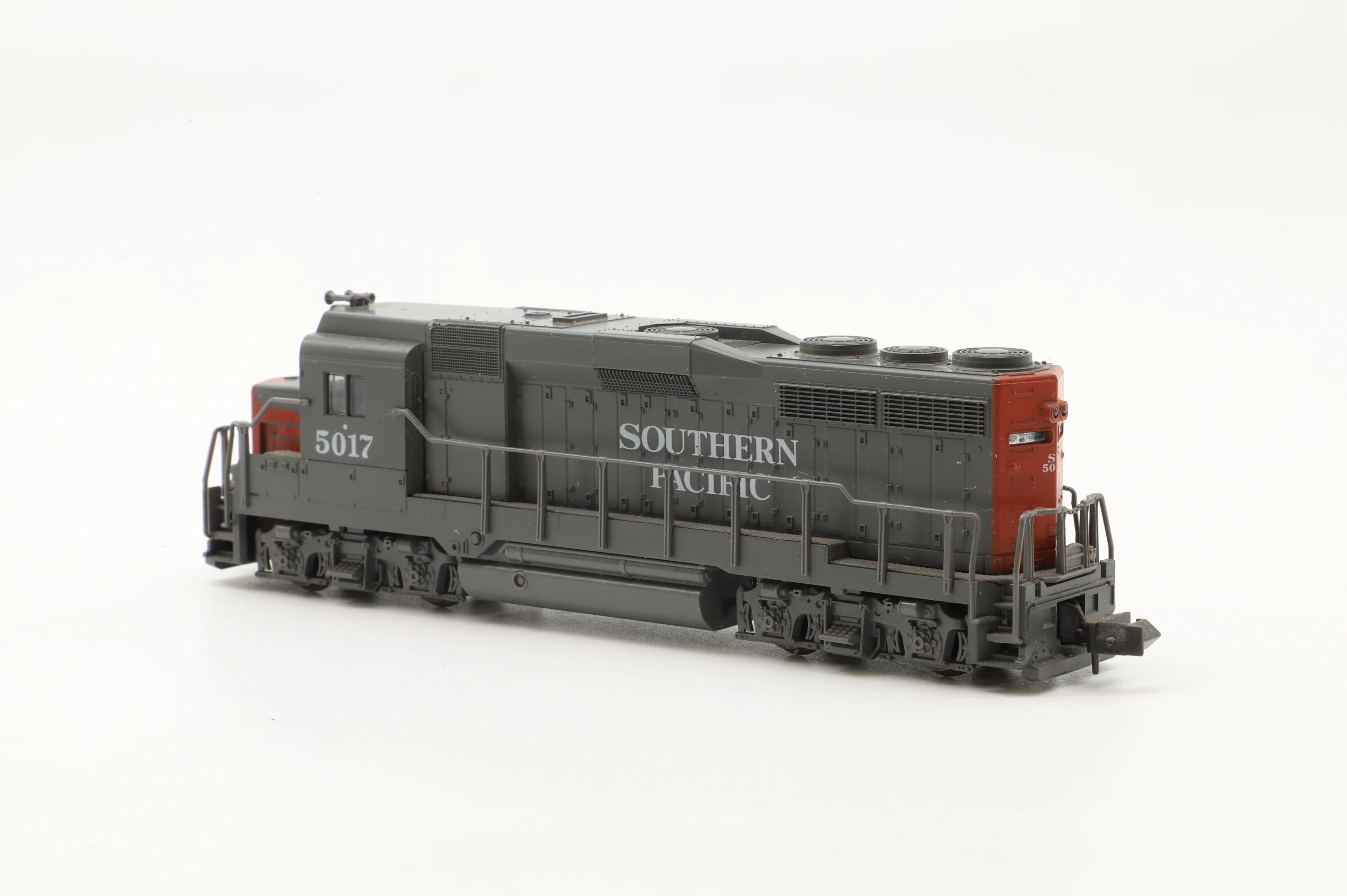 Atlas N 4709 EMD GP30 #5017 in SP Grey/Red - Image 5