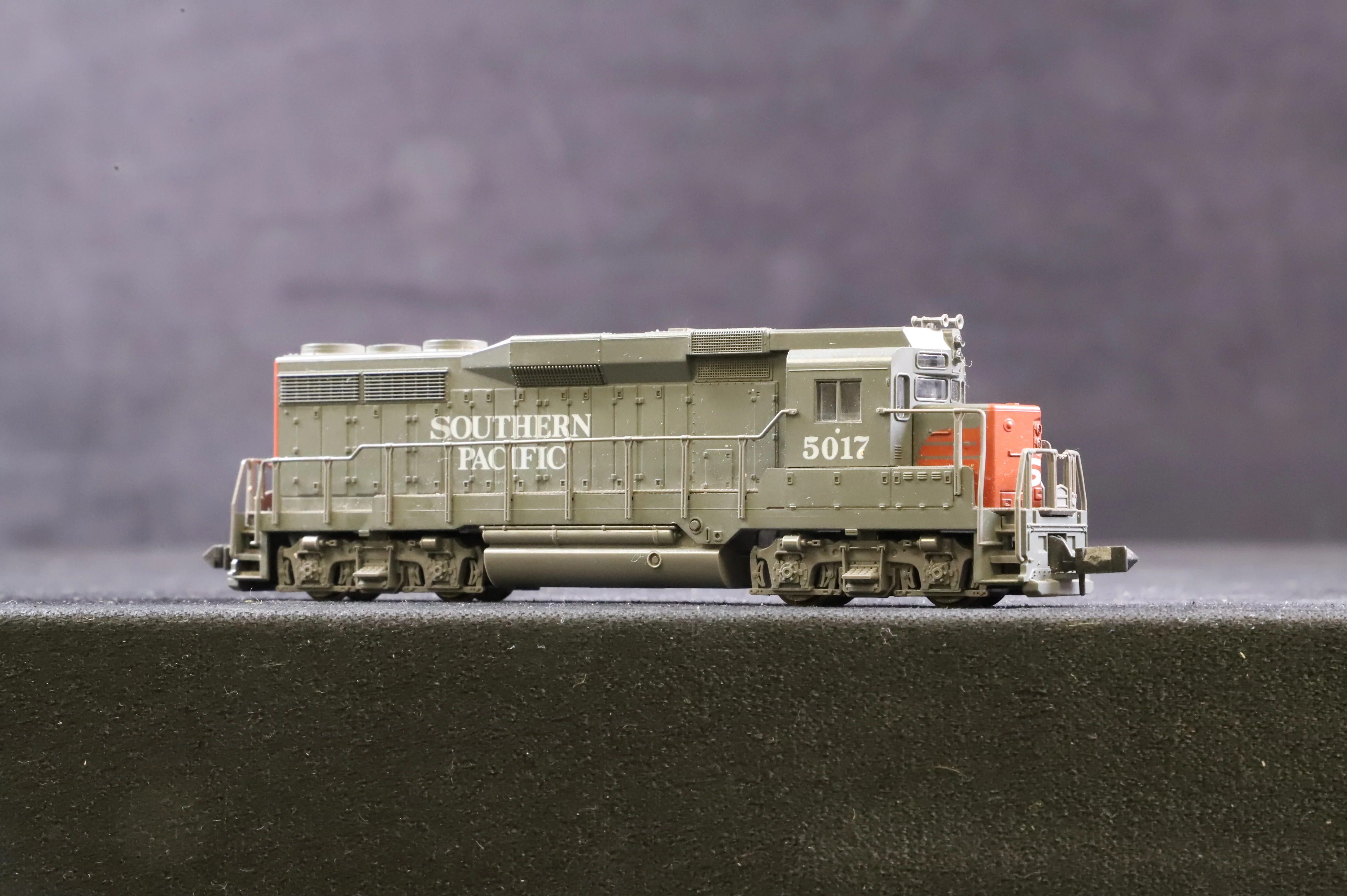 Atlas N Gauge 4709 EMD GP30 No.5017 in Southern Pacific Livery