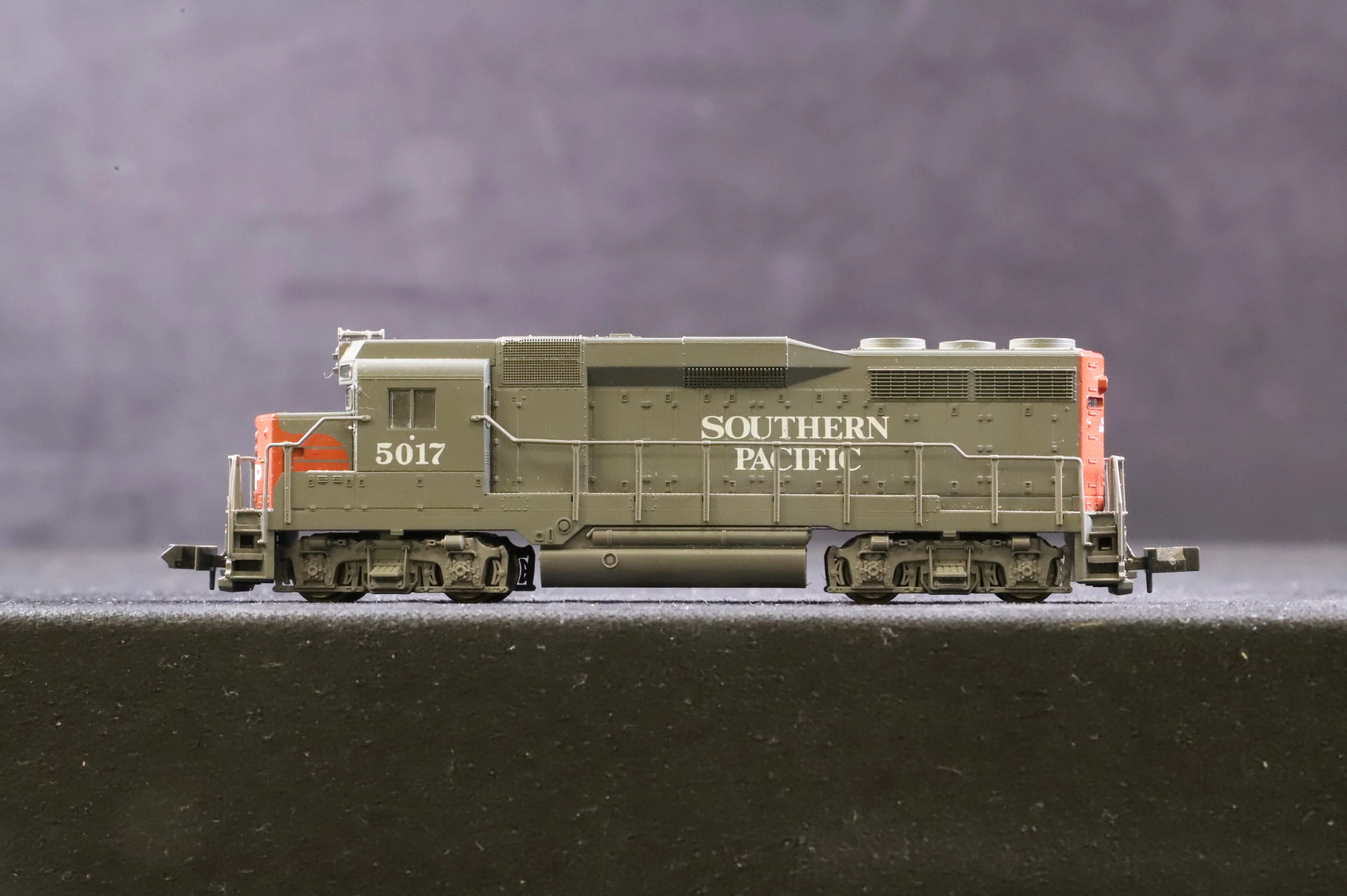 Atlas N Gauge 4709 EMD GP30 No.5017 in Southern Pacific Livery - Image 2
