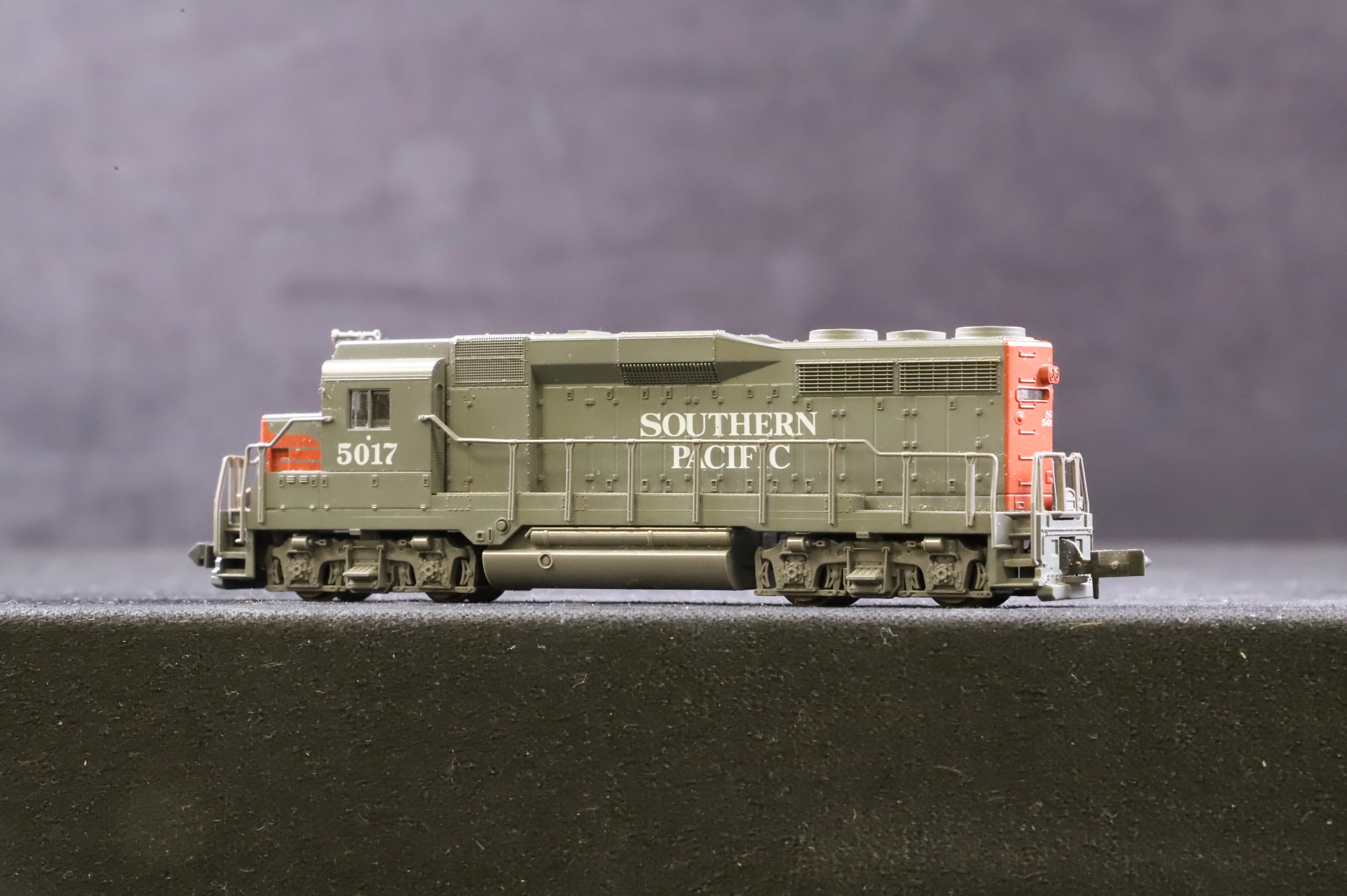 Atlas N Gauge 4709 EMD GP30 No.5017 in Southern Pacific Livery - Image 5