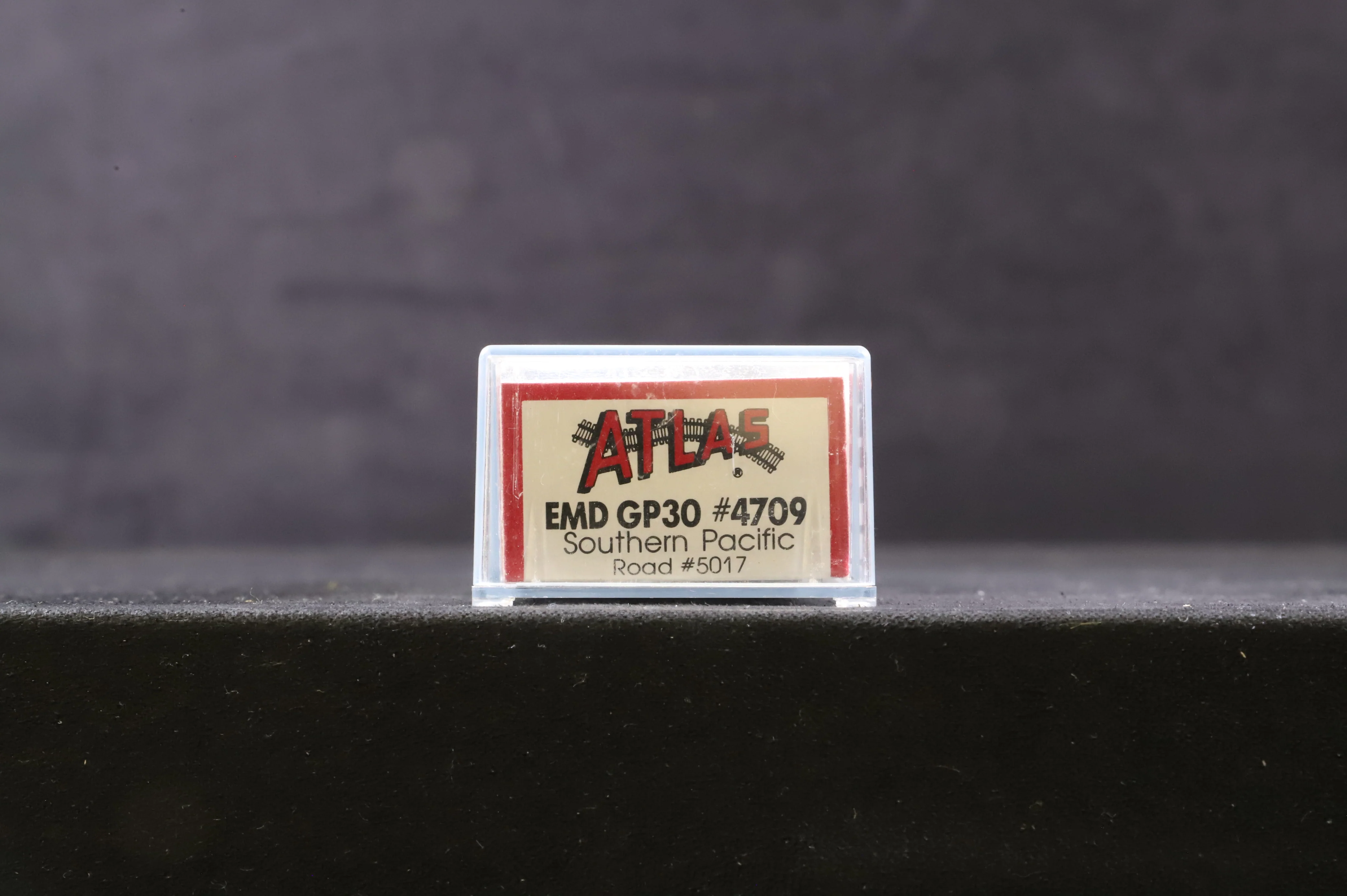Atlas N Gauge 4709 EMD GP30 No.5017 in Southern Pacific Livery - Image 7