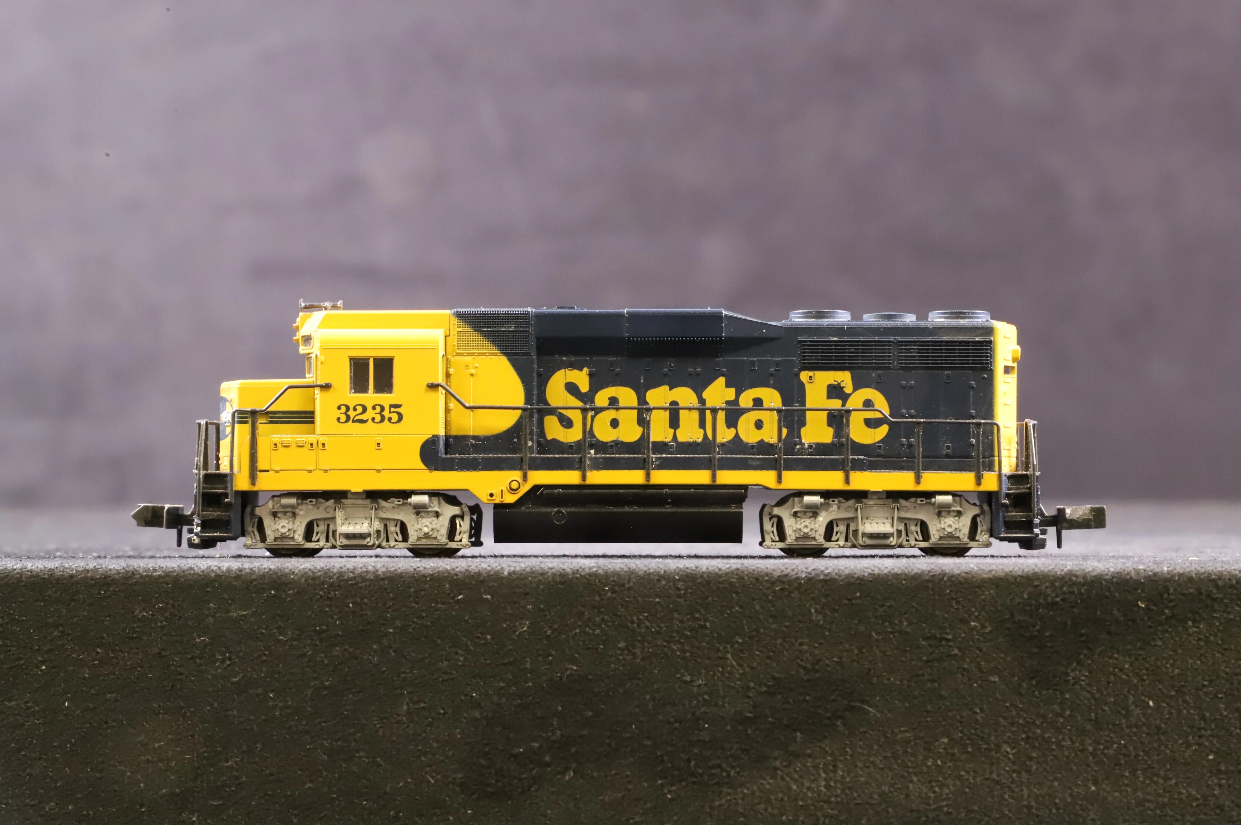 Atlas N Gauge 4722 EMD GP30 No.3235 in Santa Fe Livery - Image 2