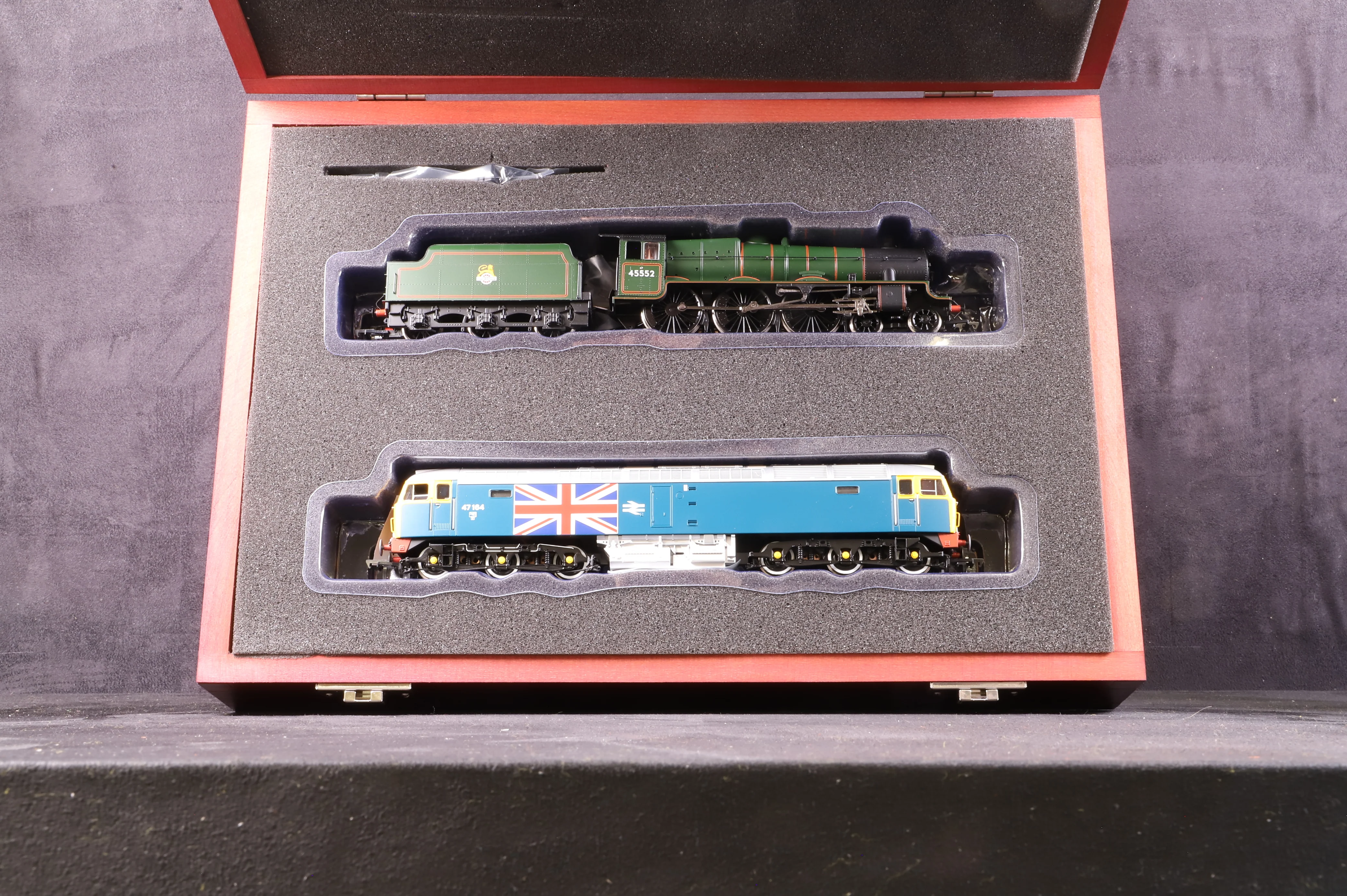 Bachmann OO 25-2014 Silver Anniversary Set Class 5P Jubilee & Class 47 In Wooden Presentation Box