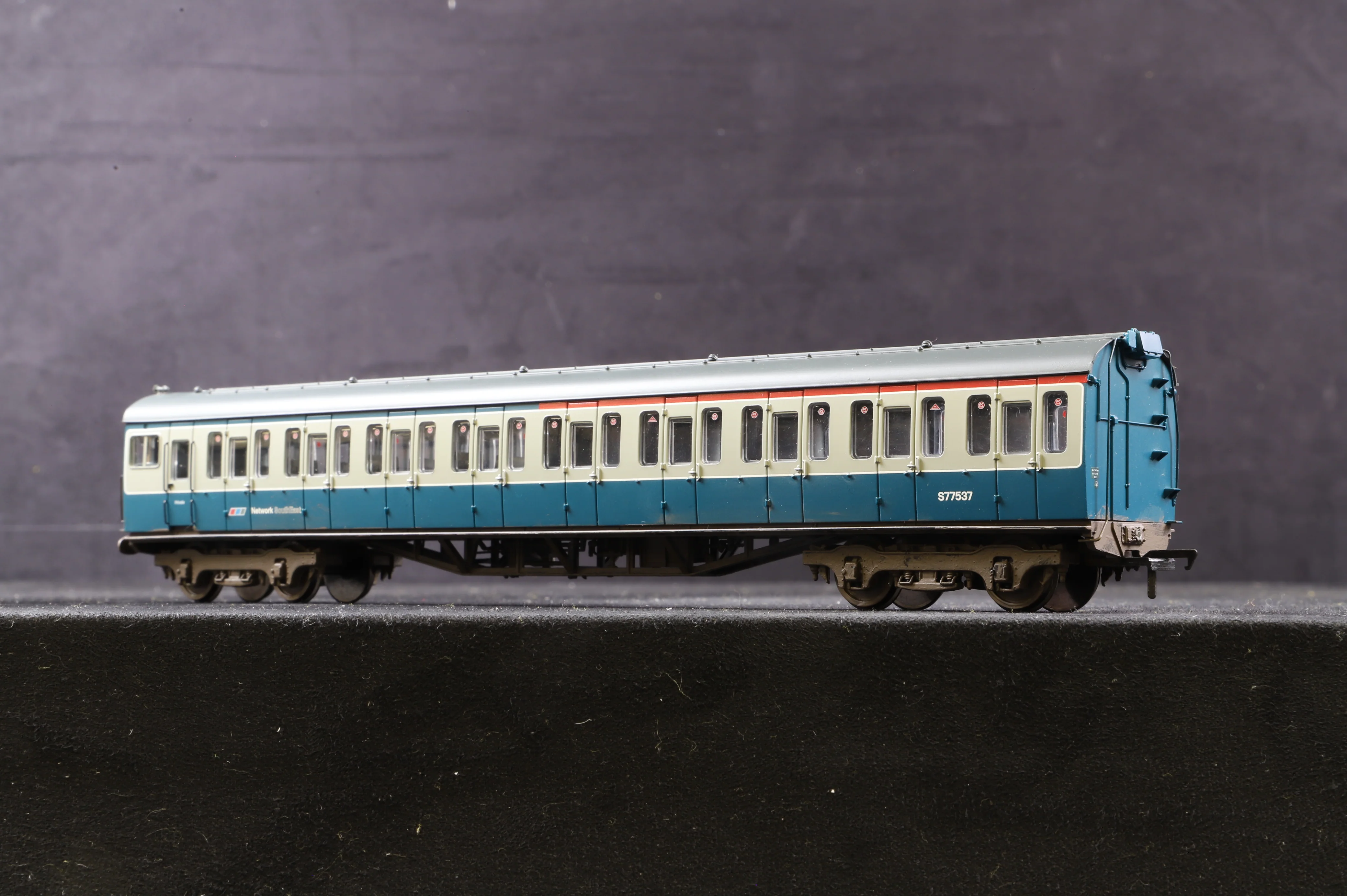 Bachmann OO 31-377 Class 416 2EPB 2 Car EMU No.6238 in BR/NSE Blue/Grey Livery - Weathered - Image 6