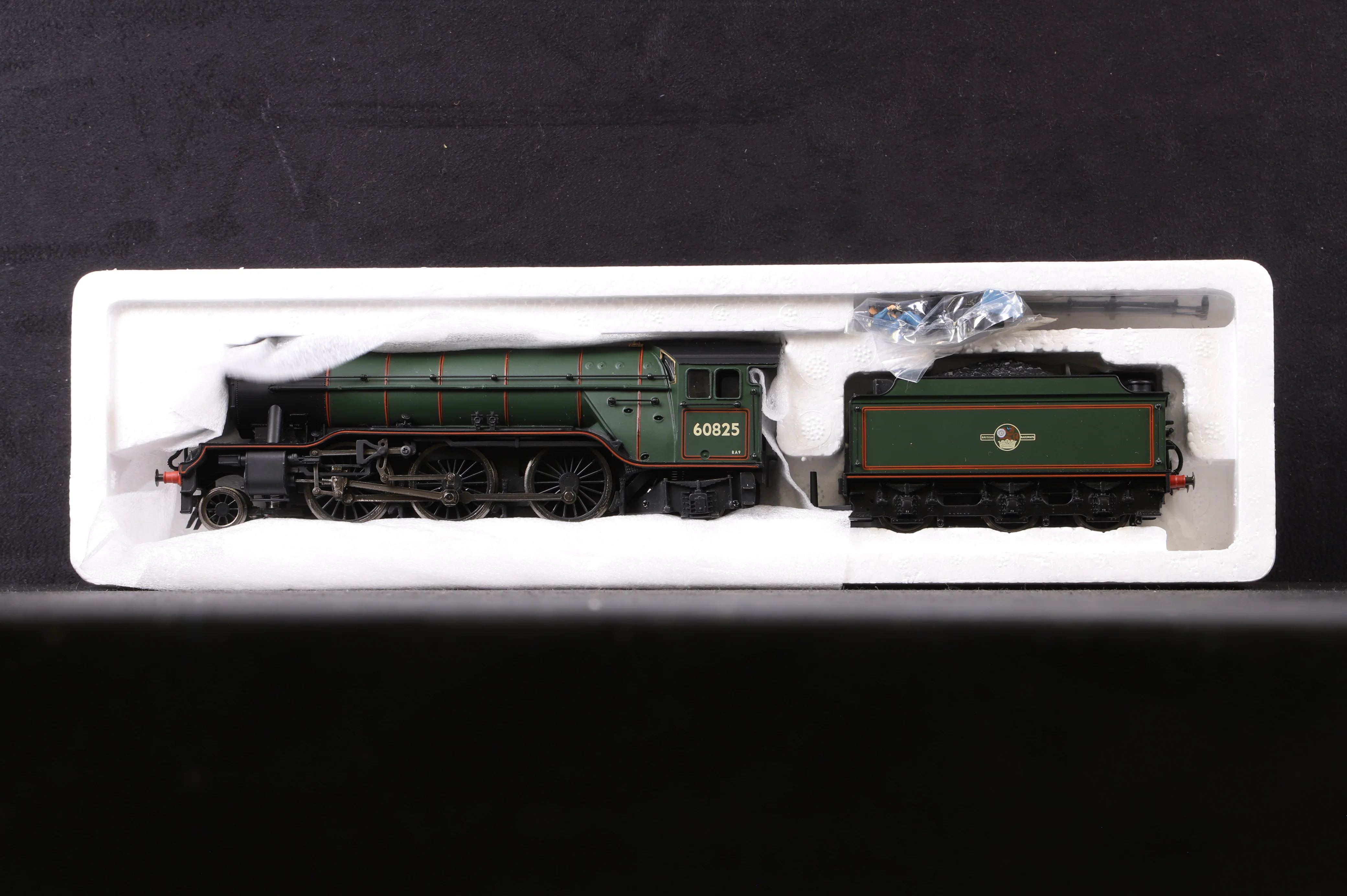 Bachmann OO 31-561 V2 60825 in BR Green w/ Late Crests - Image 2