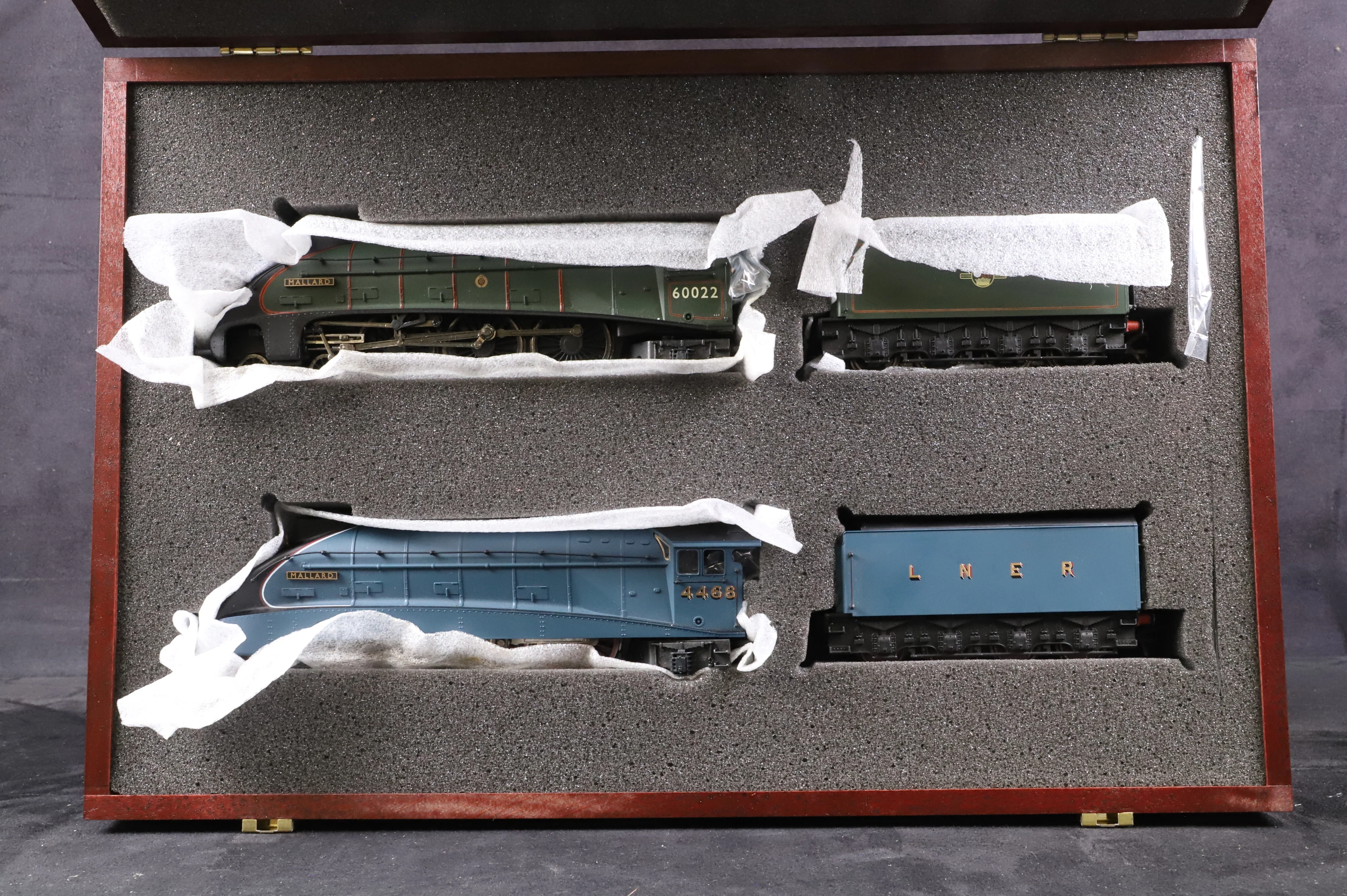 Bachmann OO 31-961 Class A4 'Mallard' '60022' & '4468' Ltd. Ed. Presentation Box 71/1000 - Image 2