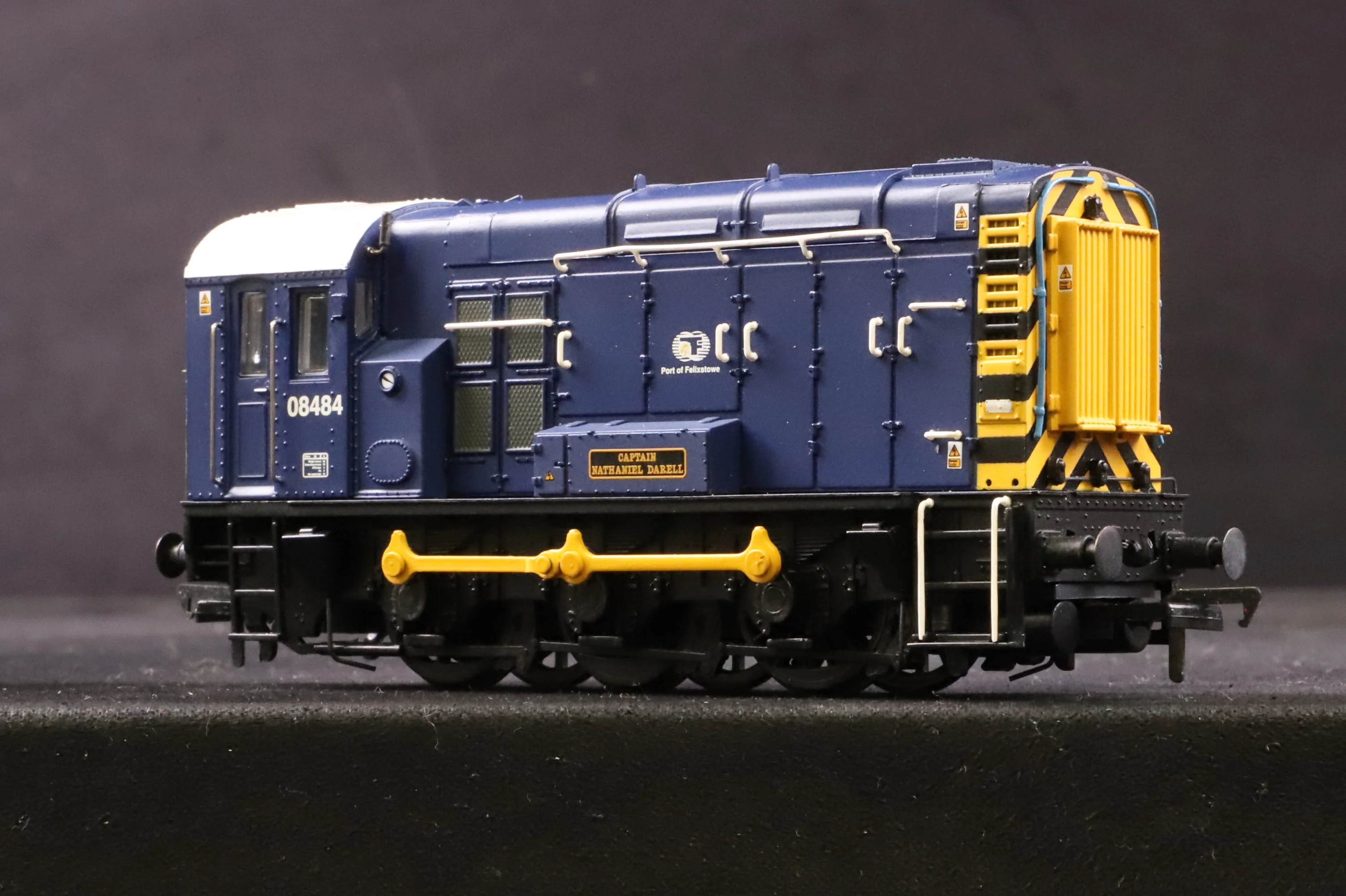 Bachmann OO 32-102K Class 08 08484 'Captain Nathaniel Darell' in Port of Felixstowe Blue w/ Wasp Stripe