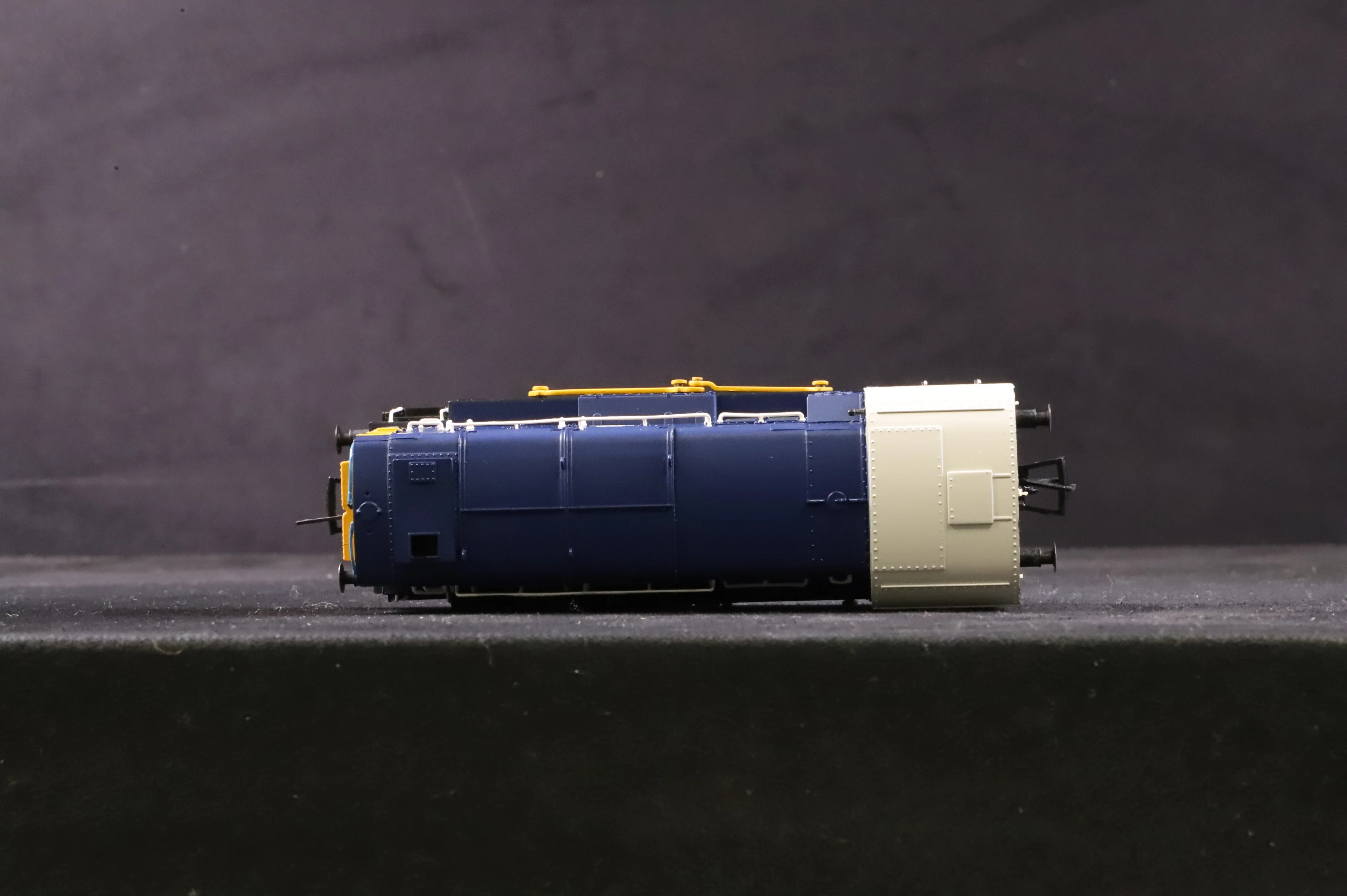 Bachmann OO 32-102K Class 08 08484 'Captain Nathaniel Darell' in Port of Felixstowe Blue w/ Wasp Stripe - Image 2