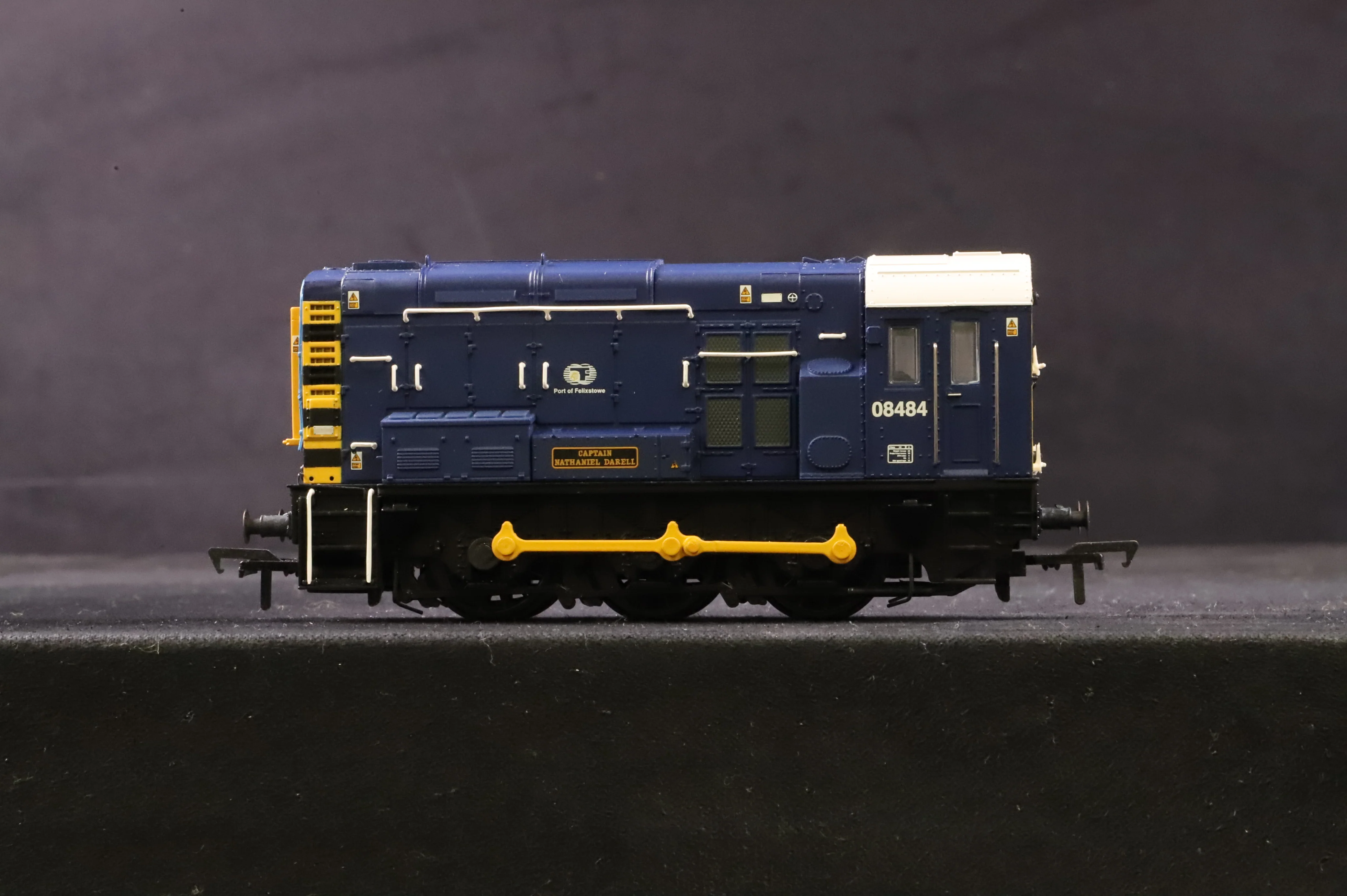 Bachmann OO 32-102K Class 08 08484 'Captain Nathaniel Darell' in Port of Felixstowe Blue w/ Wasp Stripe - Image 3