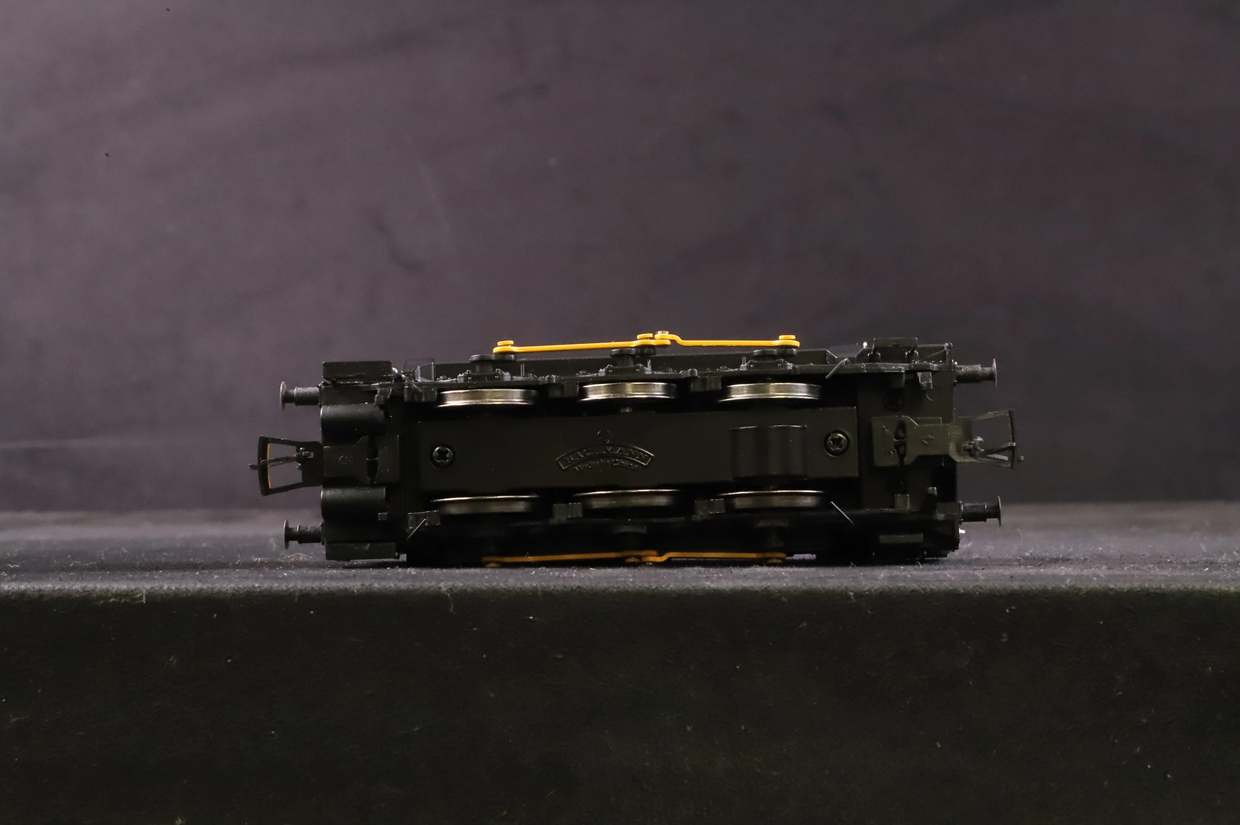 Bachmann OO 32-102K Class 08 08484 'Captain Nathaniel Darell' in Port of Felixstowe Blue w/ Wasp Stripe - Image 4