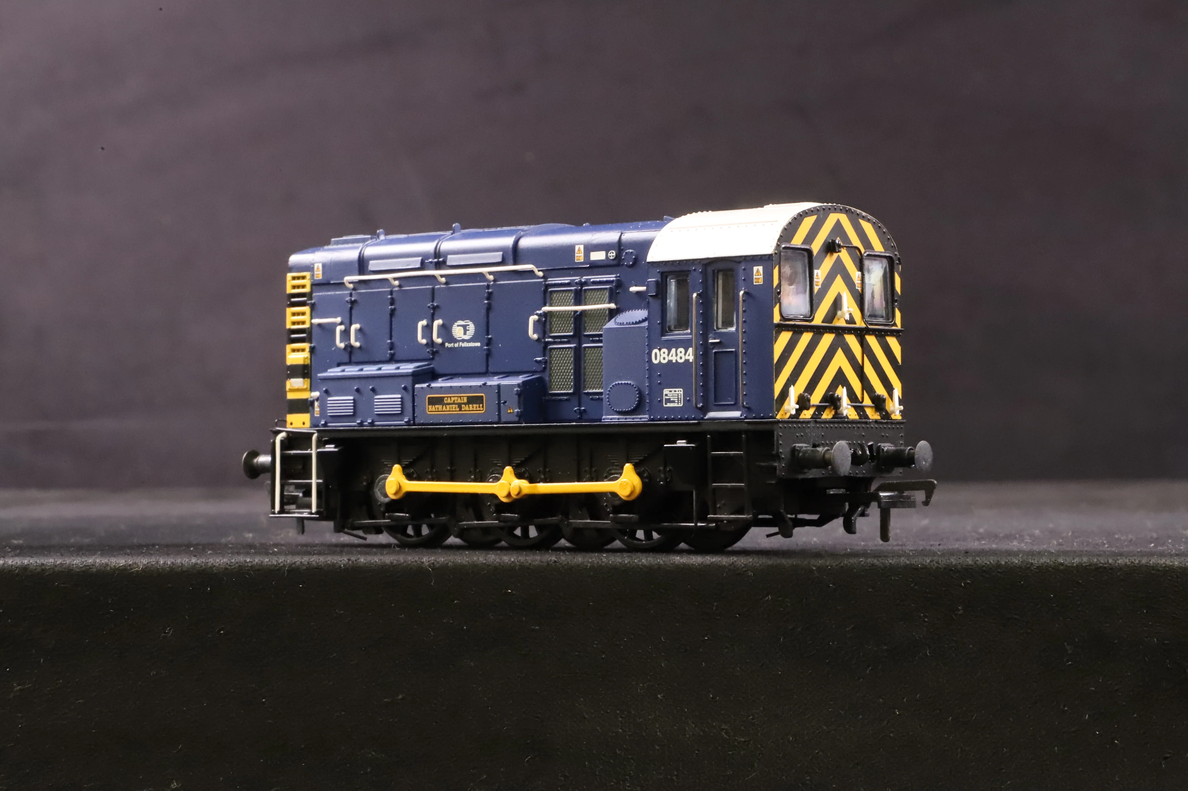 Bachmann OO 32-102K Class 08 08484 'Captain Nathaniel Darell' in Port of Felixstowe Blue w/ Wasp Stripe - Image 5