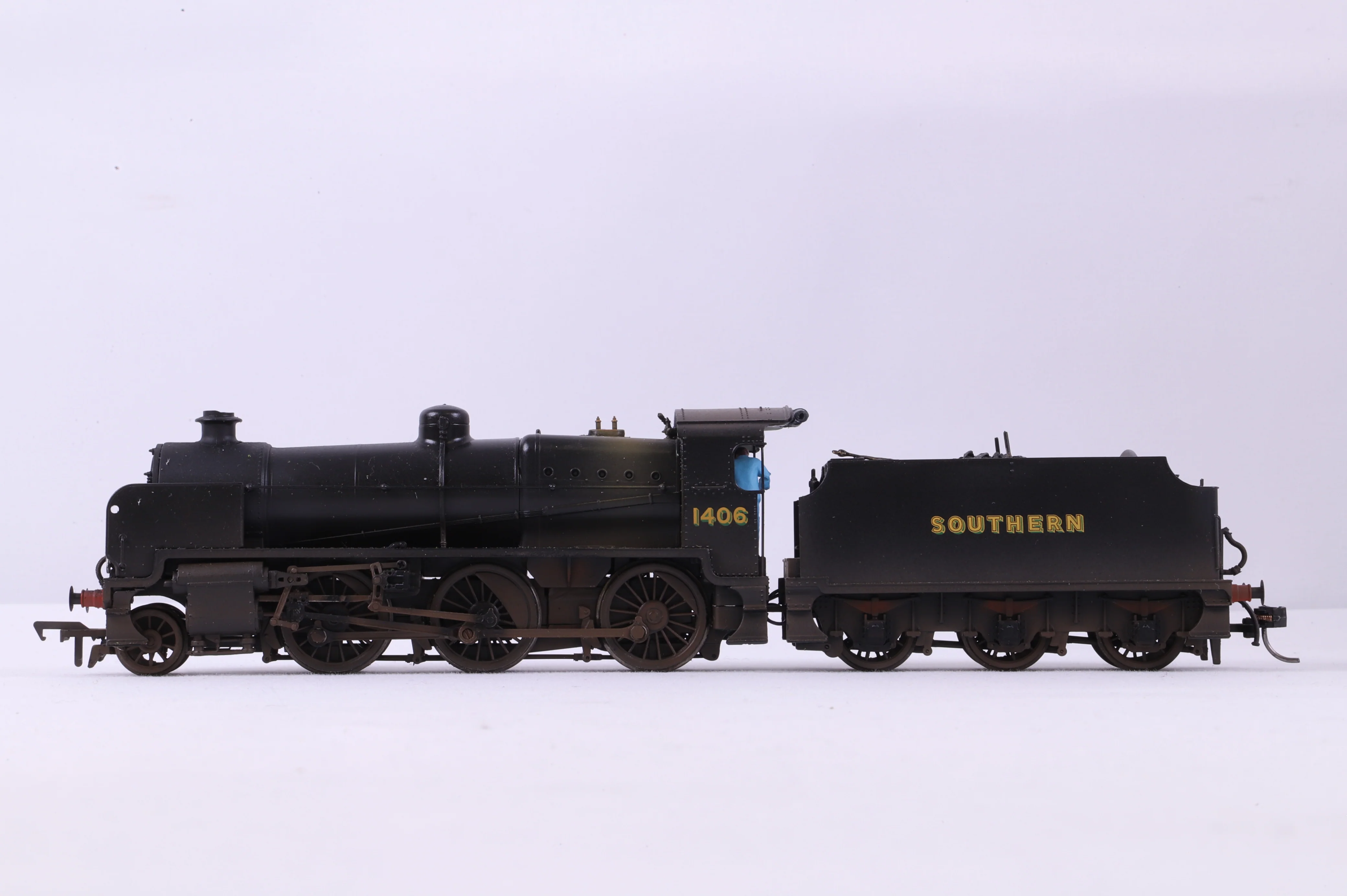 Bachmann OO 32-166 N Class No.1406 in SR Black w/ Sunshine Lettering - DCC Sound & TMC Weathered - Image 2
