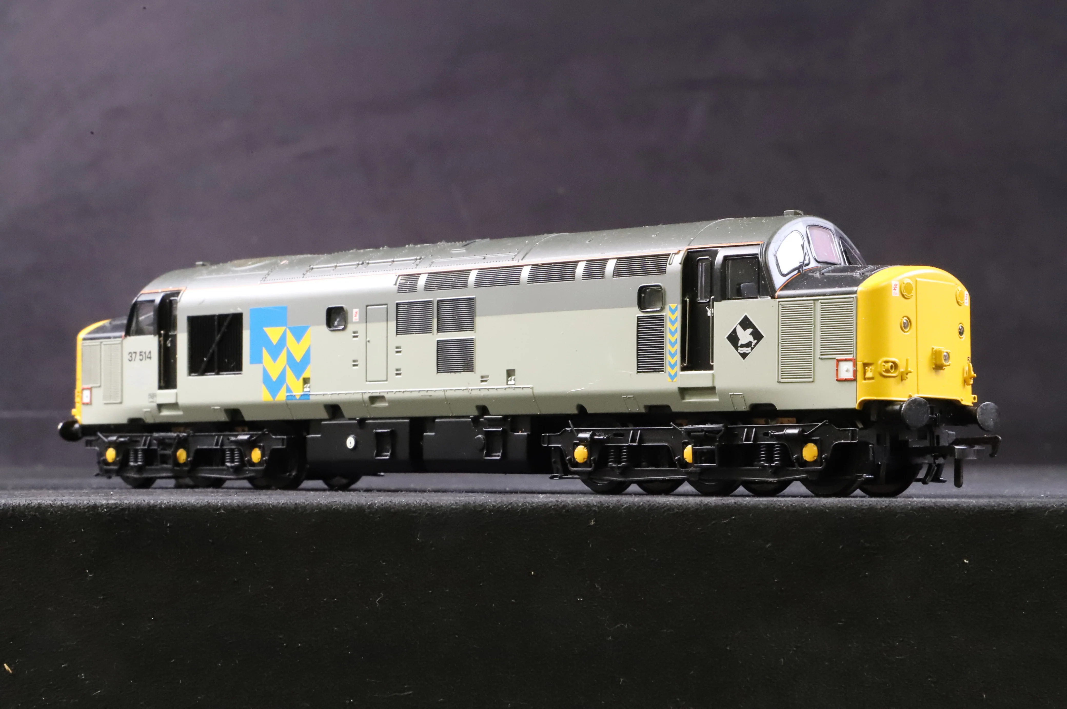 Bachmann OO 32-386 Class 37/5 37514 in BR Railfreight Grey Metals Livery - Image 5