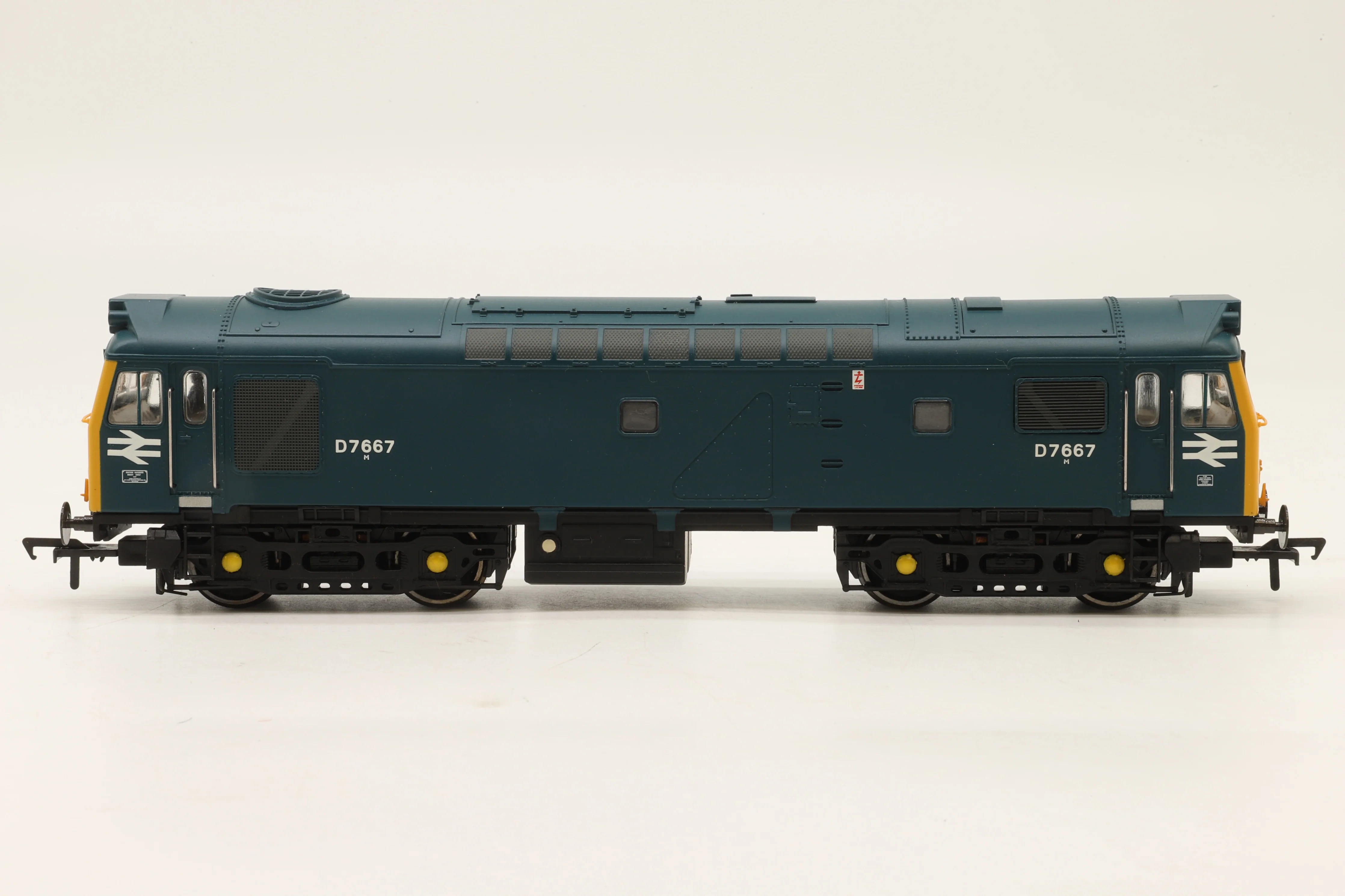 Bachmann OO 32-404 Class 25/3 Diesel 'D7667' BR Blue Snow Plough - Image 3