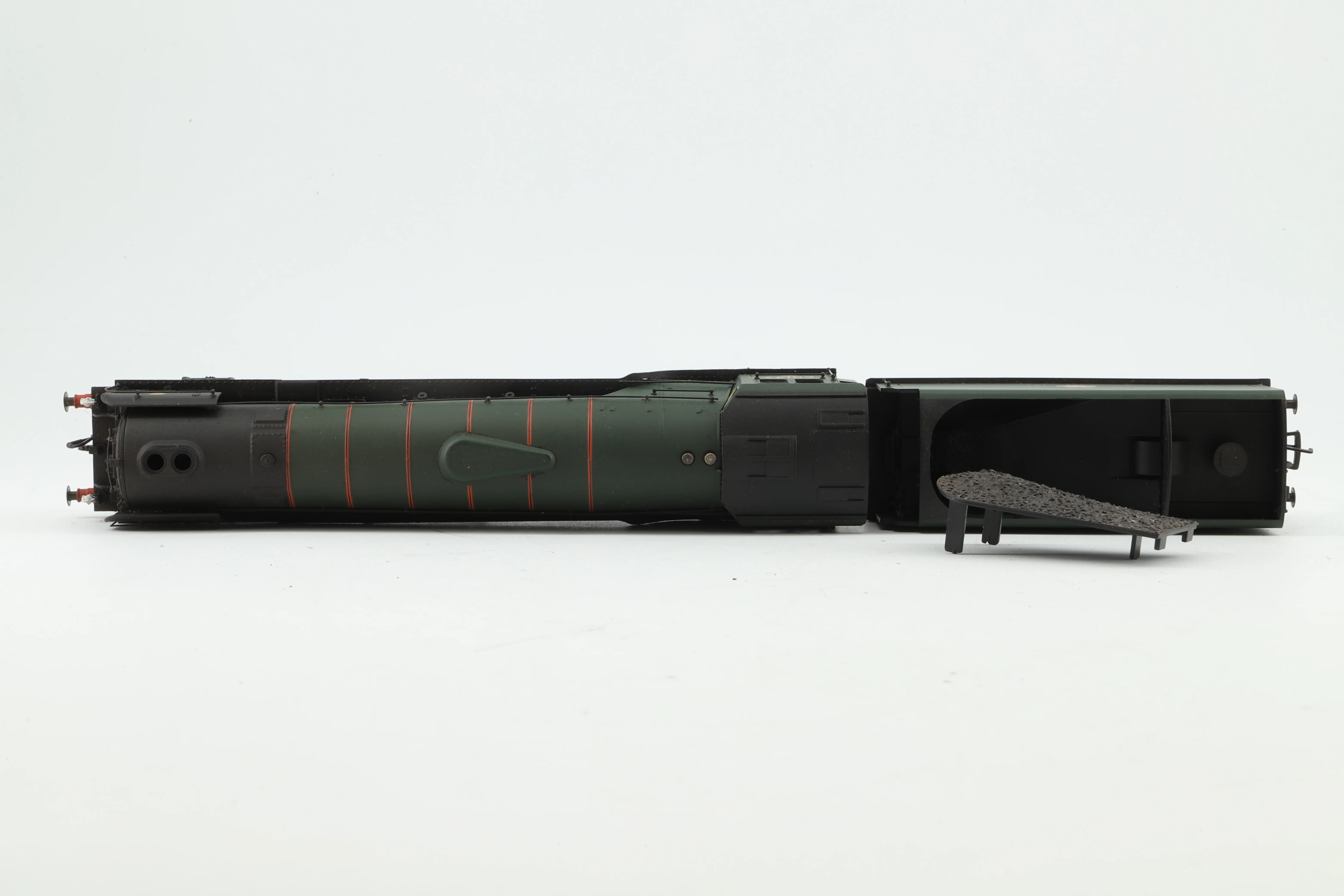 Bachmann OO Class A1 60147 'North Eastern' in Lined BR Green w/ Early Crests - Image 3