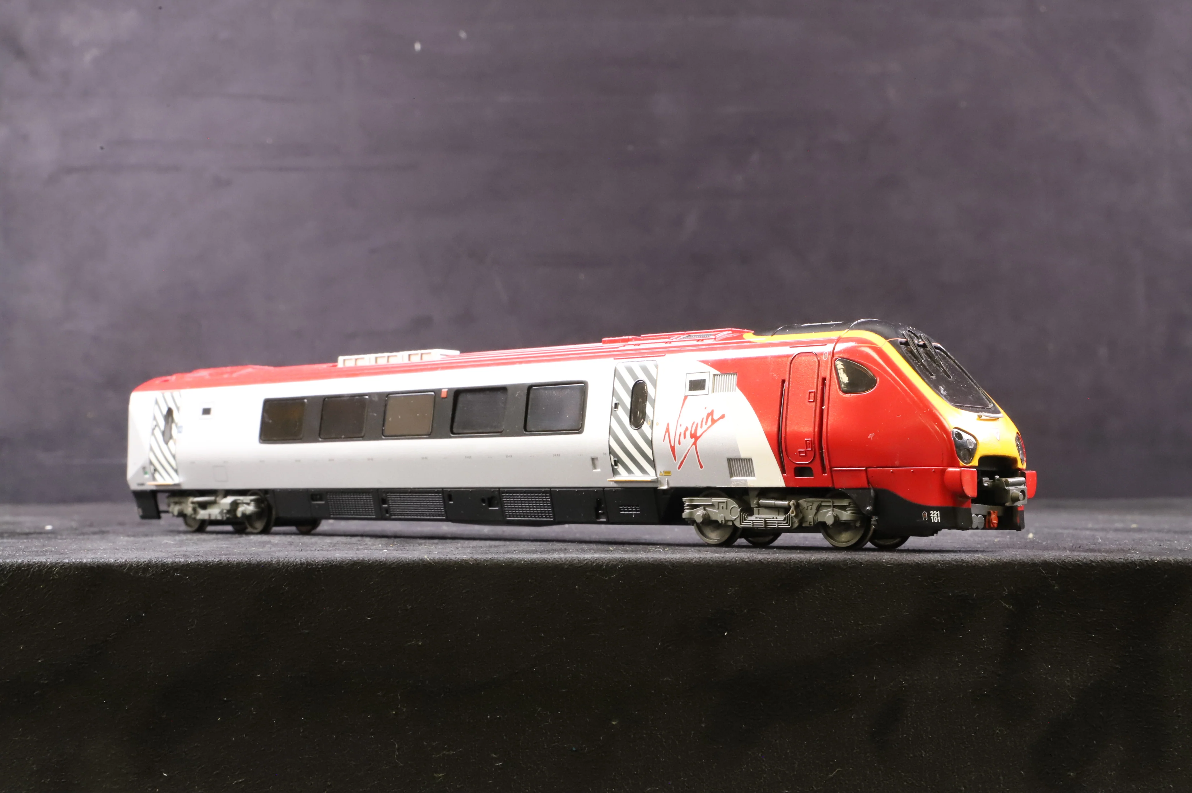 Bachmann OO 32-626 Class 221 Virgin Voyager '221 101' 5 Car Tilt - Image 2
