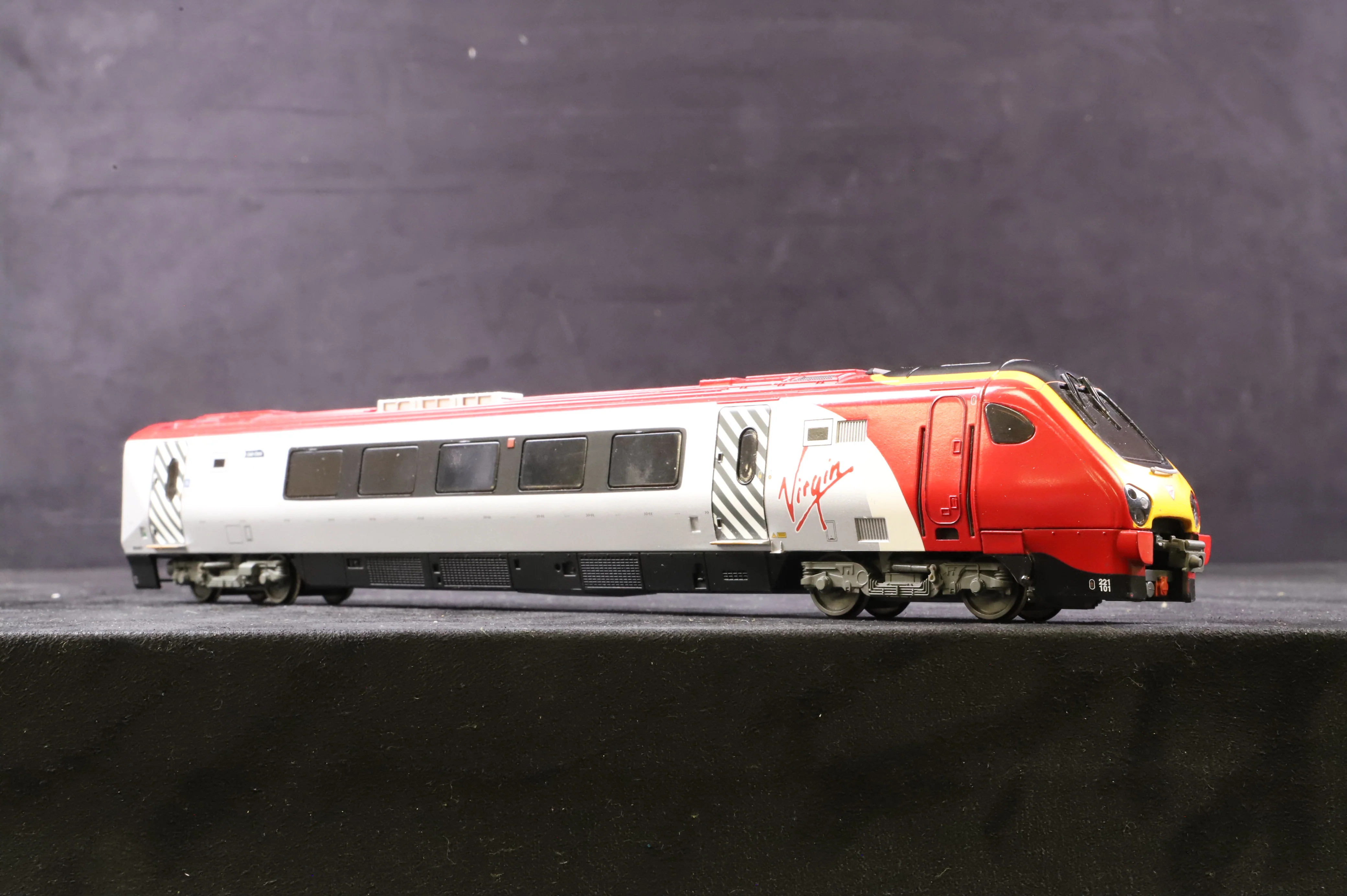 Bachmann OO 32-626 Class 221 Virgin Voyager '221 101' 5 Car Tilt - Image 8