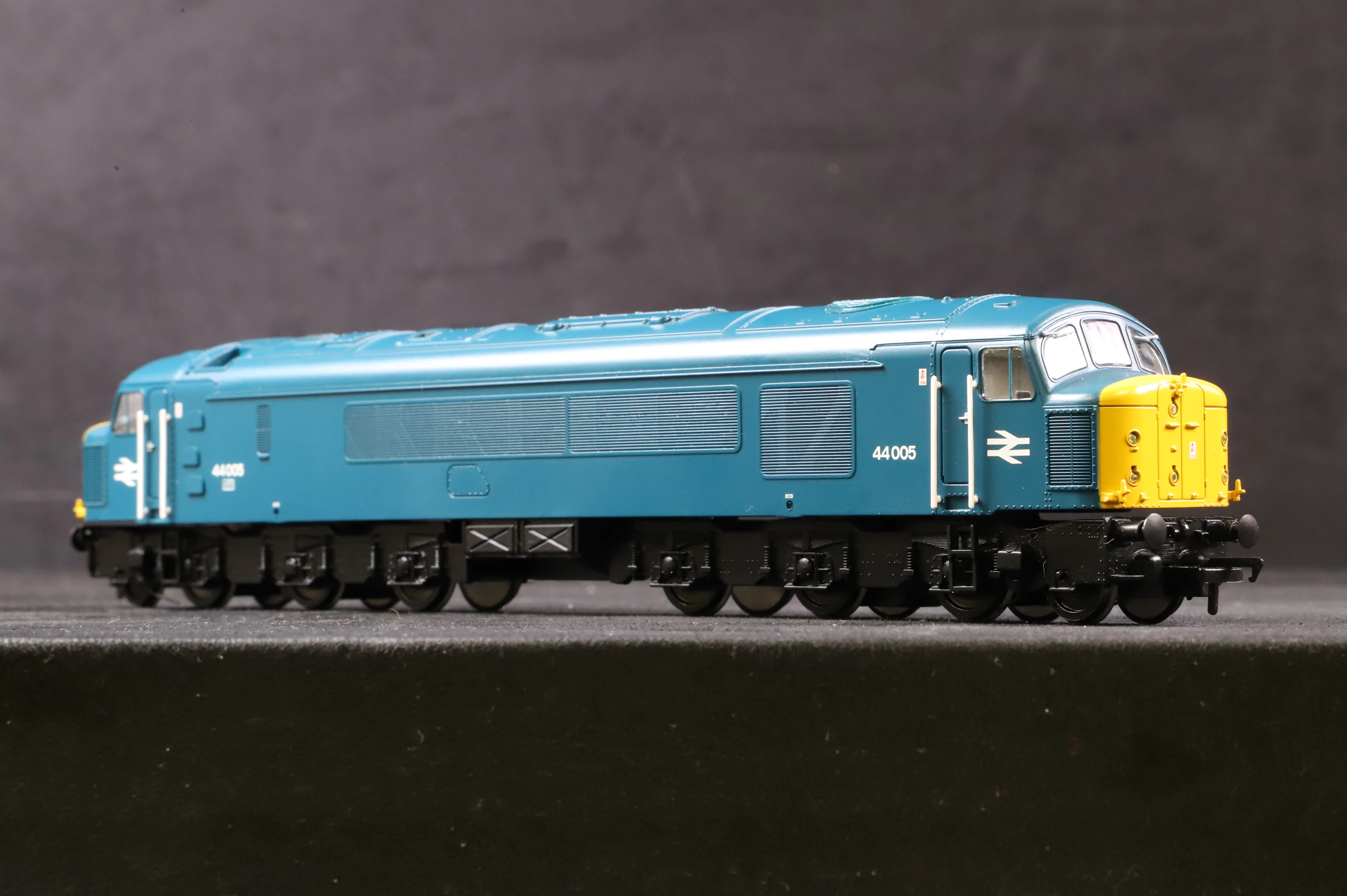 Bachmann OO 32-652DS Class 44 Diesel '44005' BR Blue, DCC Sound - Image 3