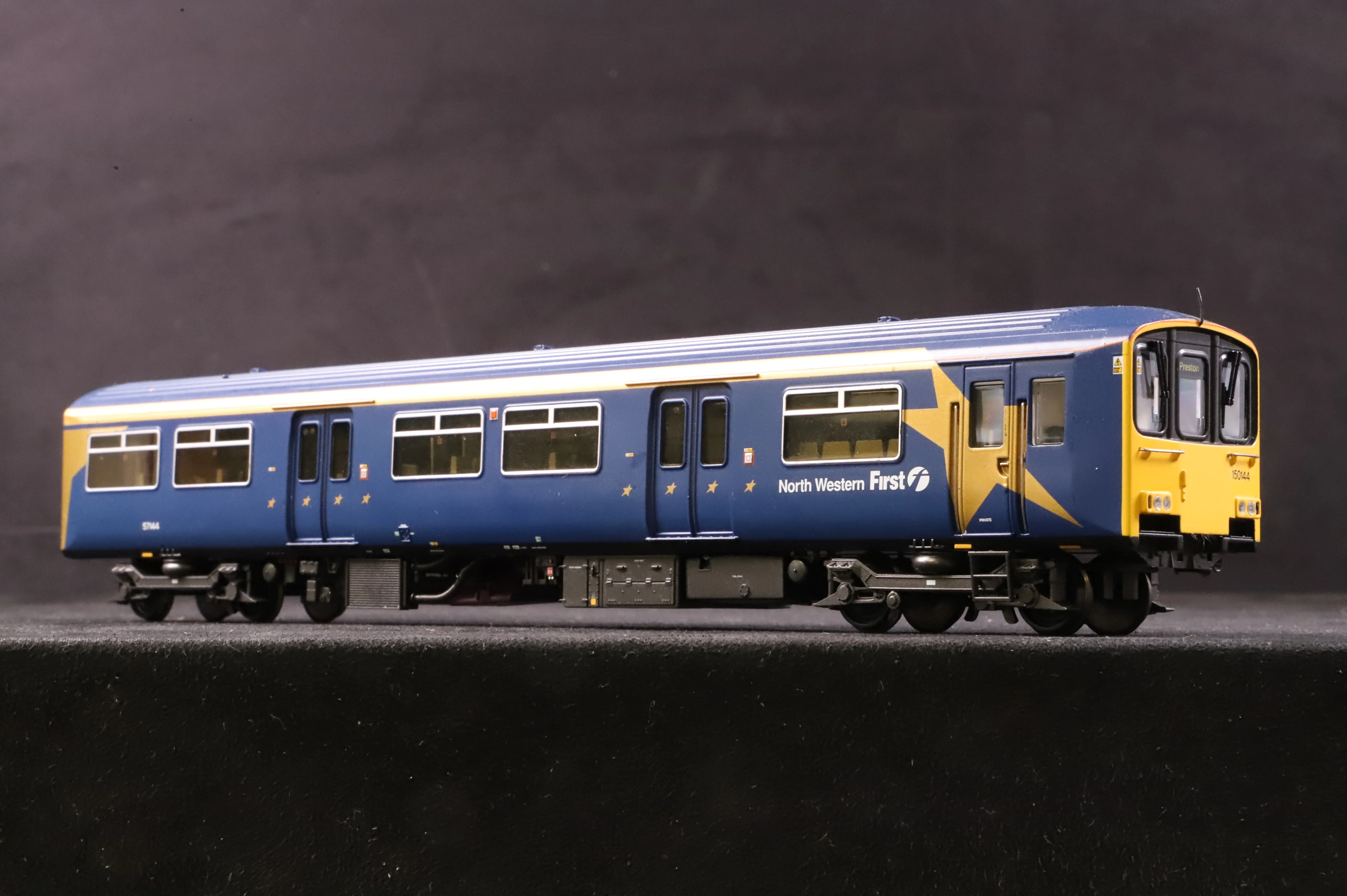 Bachmann OO 32-925 Class 150/1 2 Car DMU in First North Western Livery - Image 2