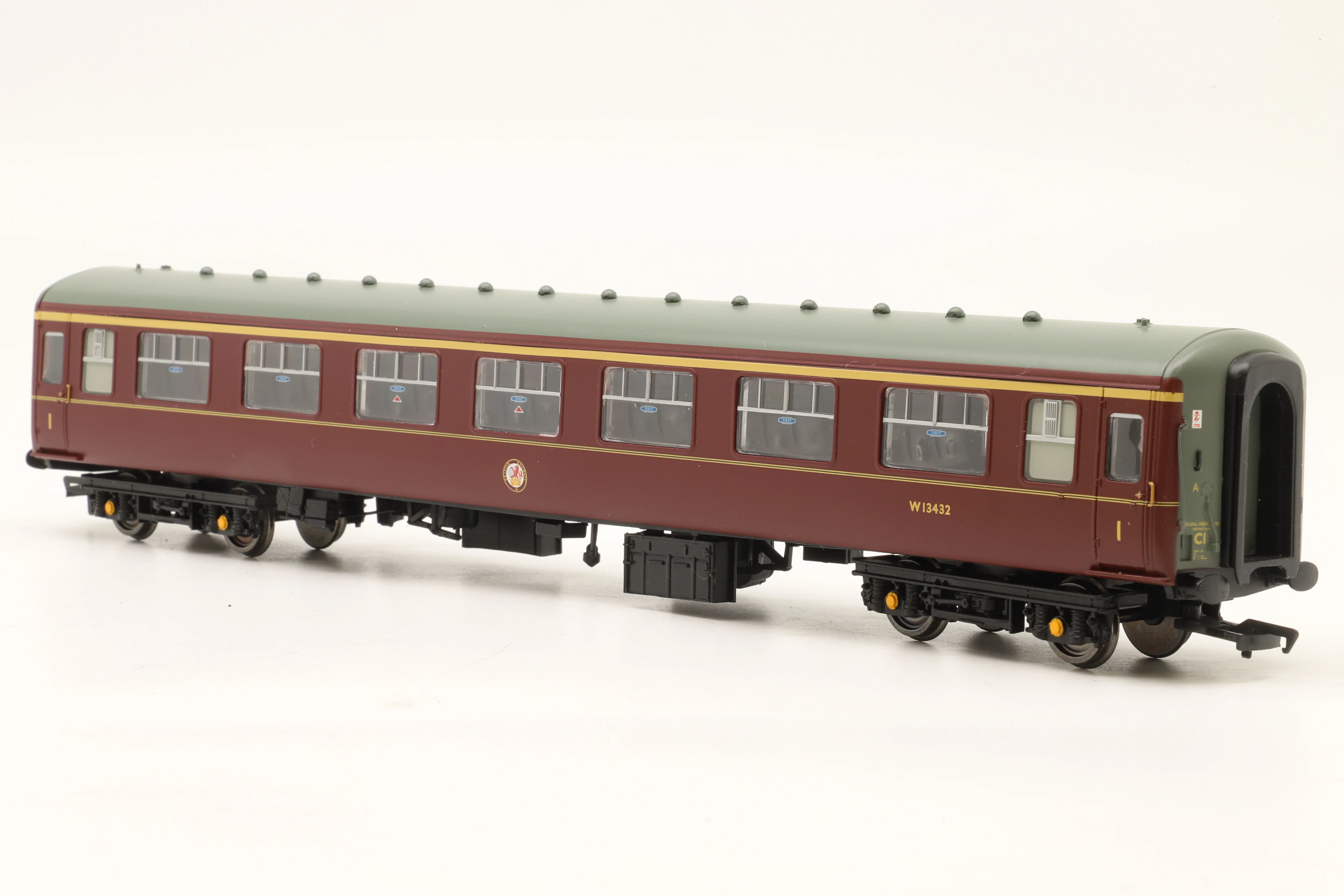 Bachmann OO 39-332A Mk2 FK W13432 in BR(W) Maroon - Image 2
