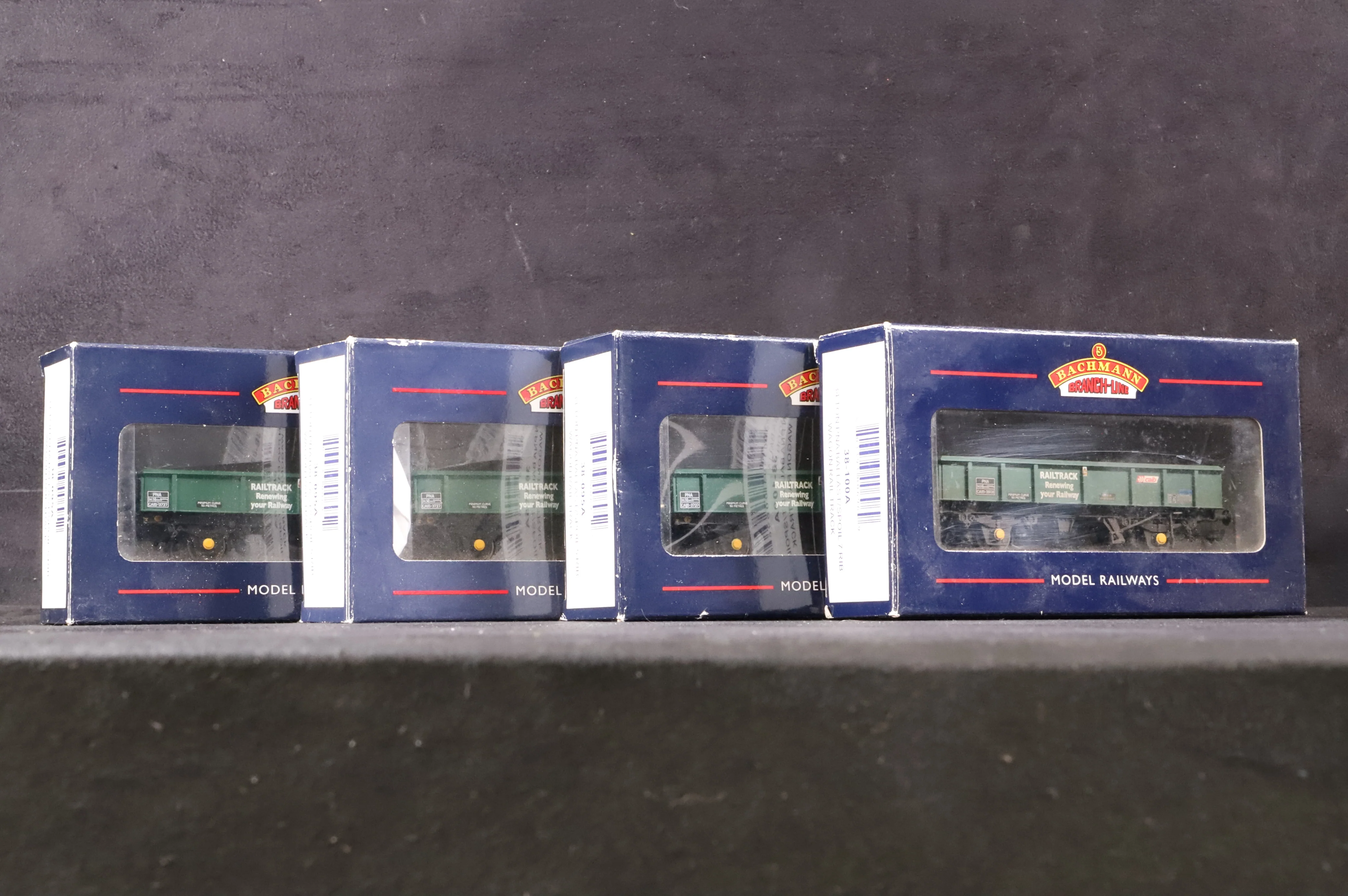 Bachmann OO Rake of 4 34 Ton PNA Ballast/Spoil 5/7 Rib 'Railtrack' Wagons - Image 4