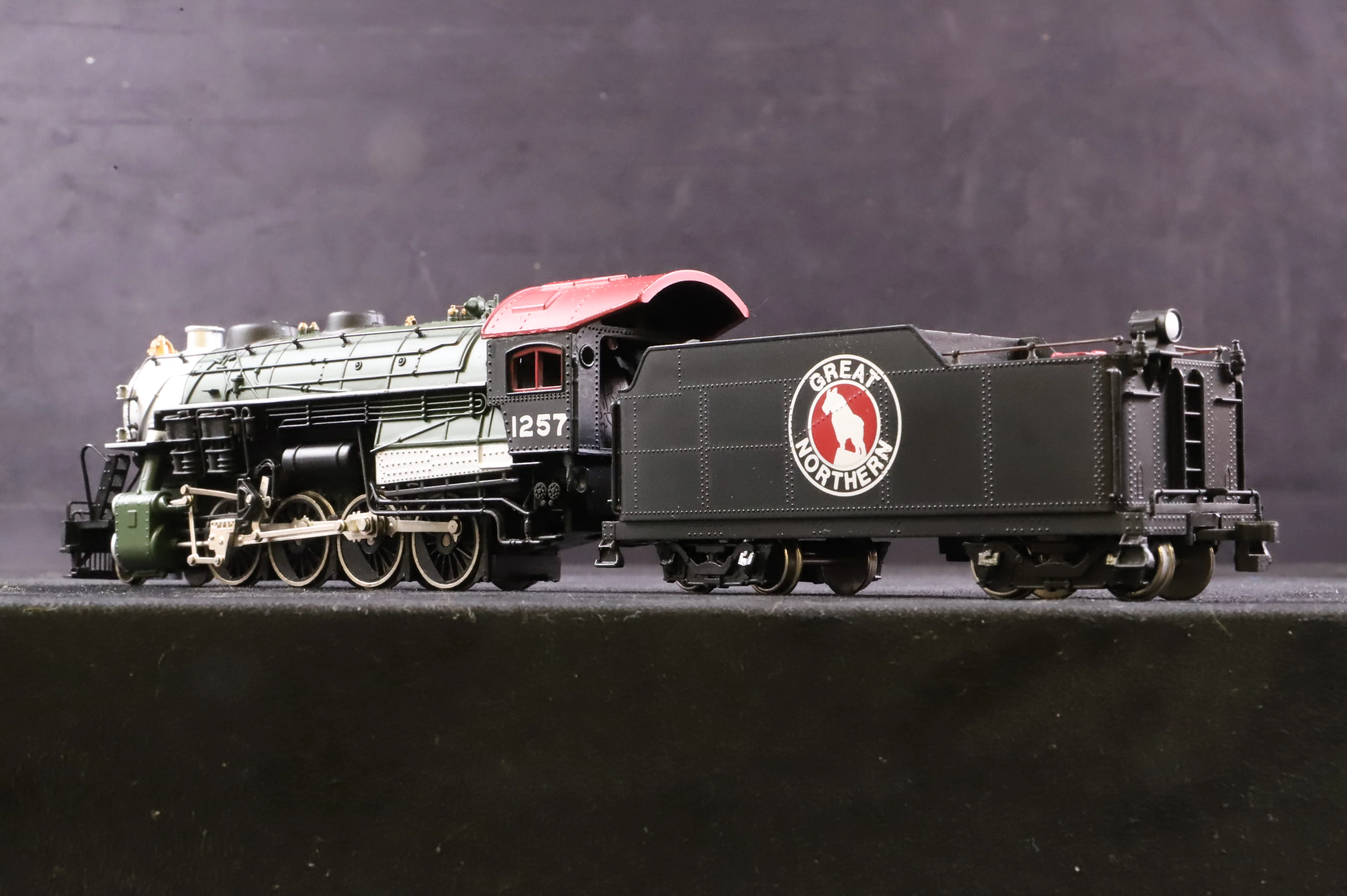 Bachmann Plus HO 31403 Consolidation 2-8-0 No. 1257 in Great Northern Black/Green/Red - Image 5