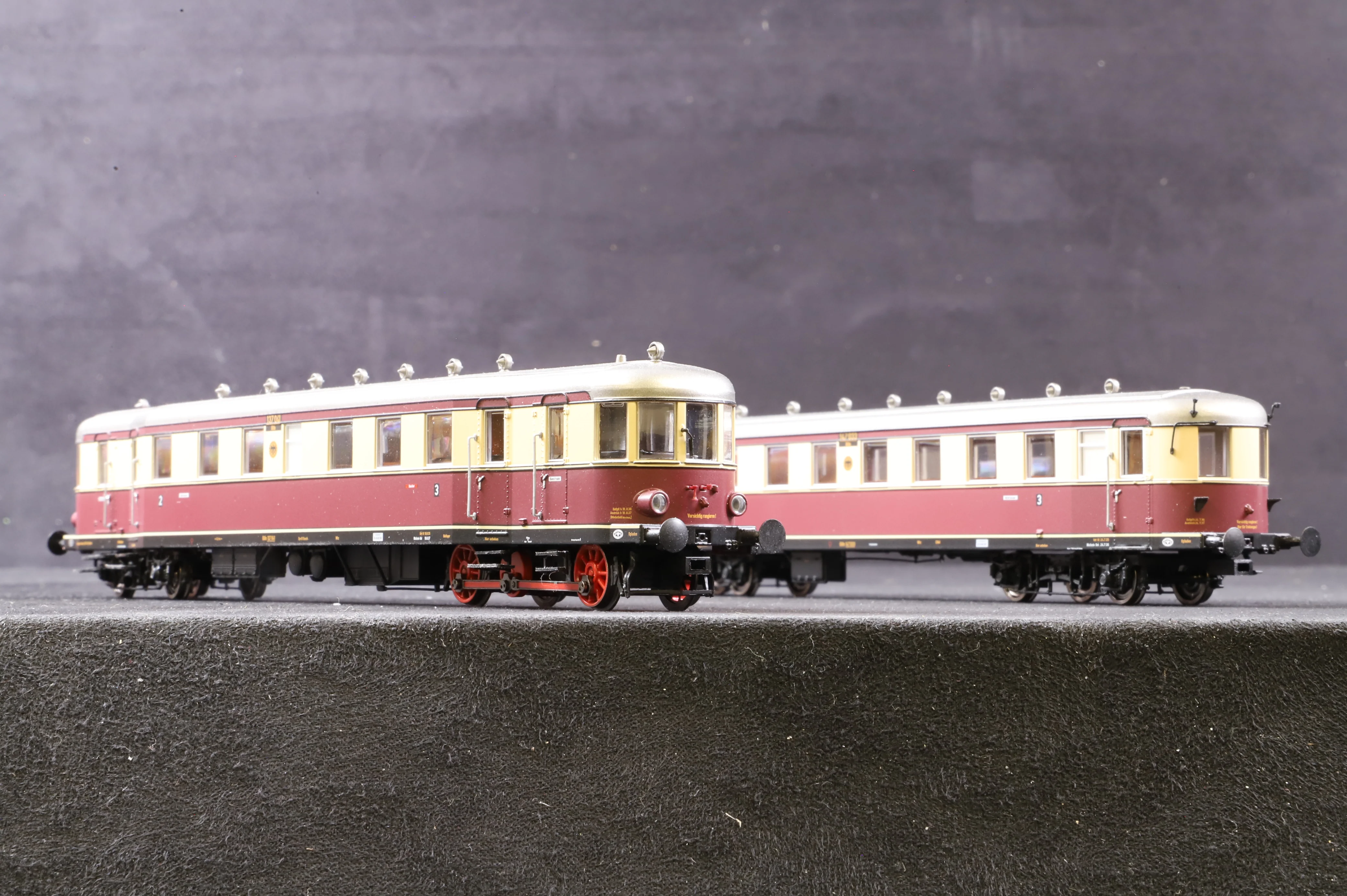 Brawa 44352 Diesel Railcar VT 137 BC4vT 32-34 and Trailer VB 147 C4v-31-32 DRG DCC Sound - Image 2