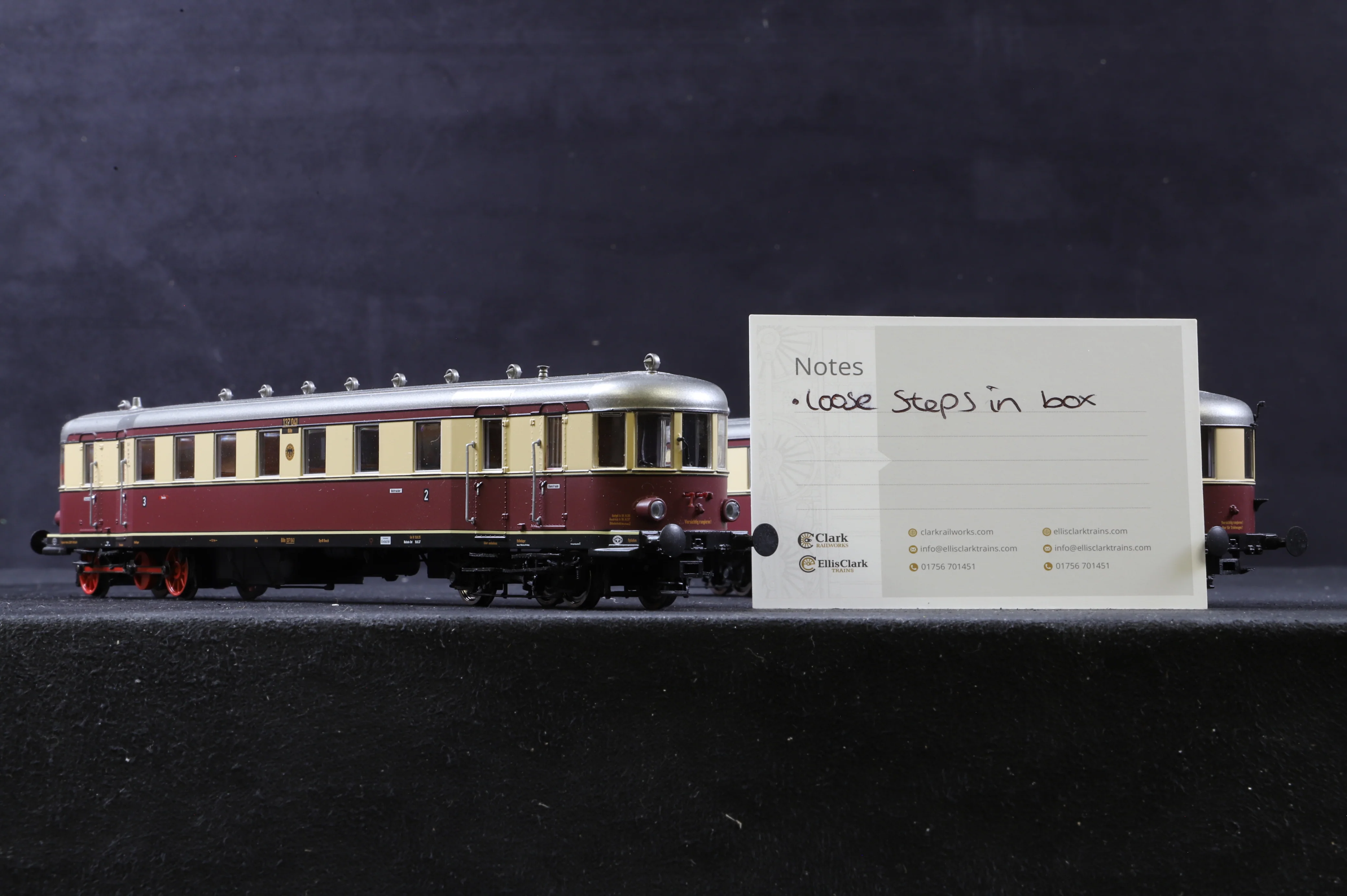 Brawa 44352 Diesel Railcar VT 137 BC4vT 32-34 and Trailer VB 147 C4v-31-32 DRG DCC Sound - Image 4