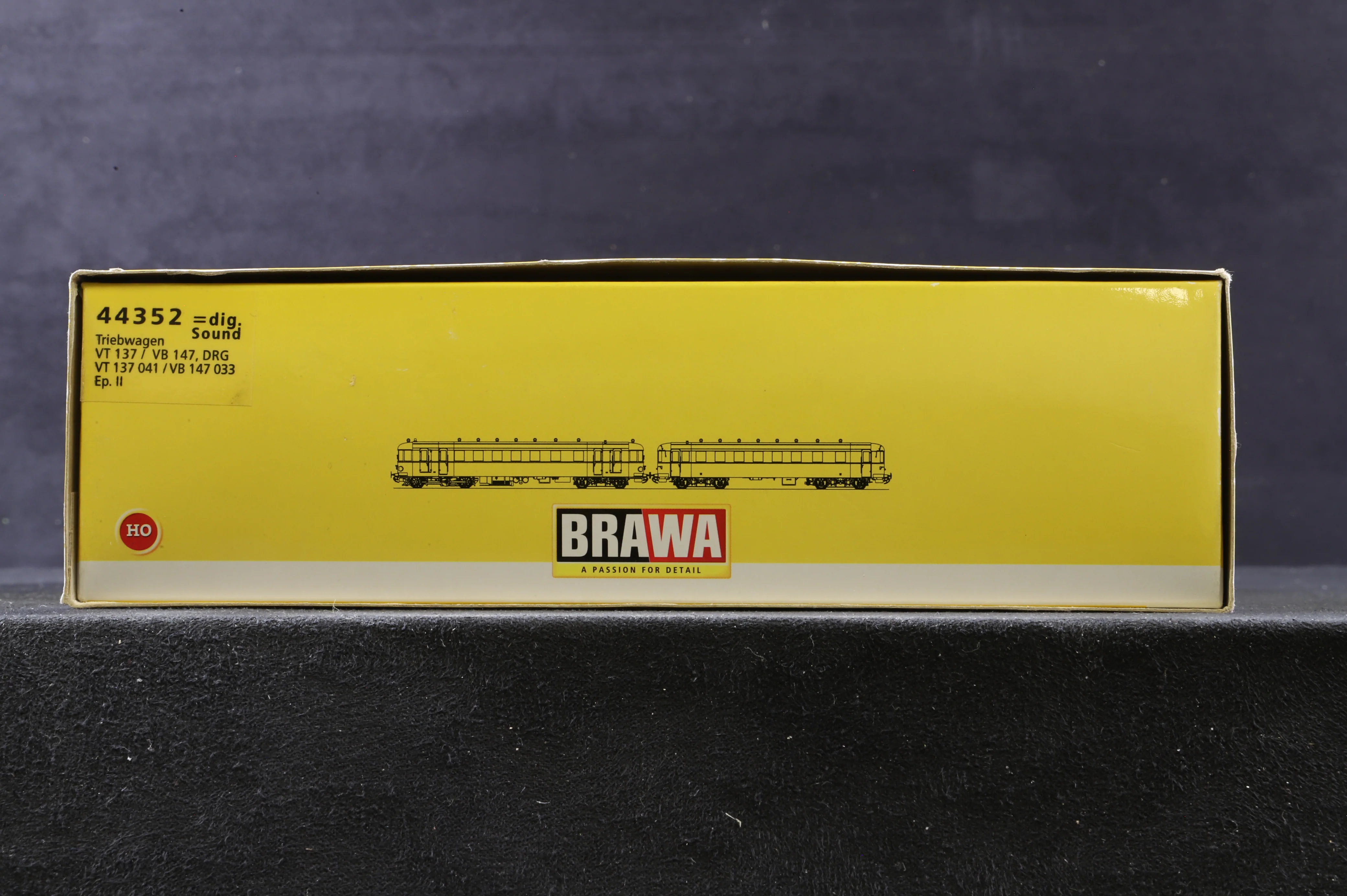 Brawa 44352 Diesel Railcar VT 137 BC4vT 32-34 and Trailer VB 147 C4v-31-32 DRG DCC Sound - Image 5