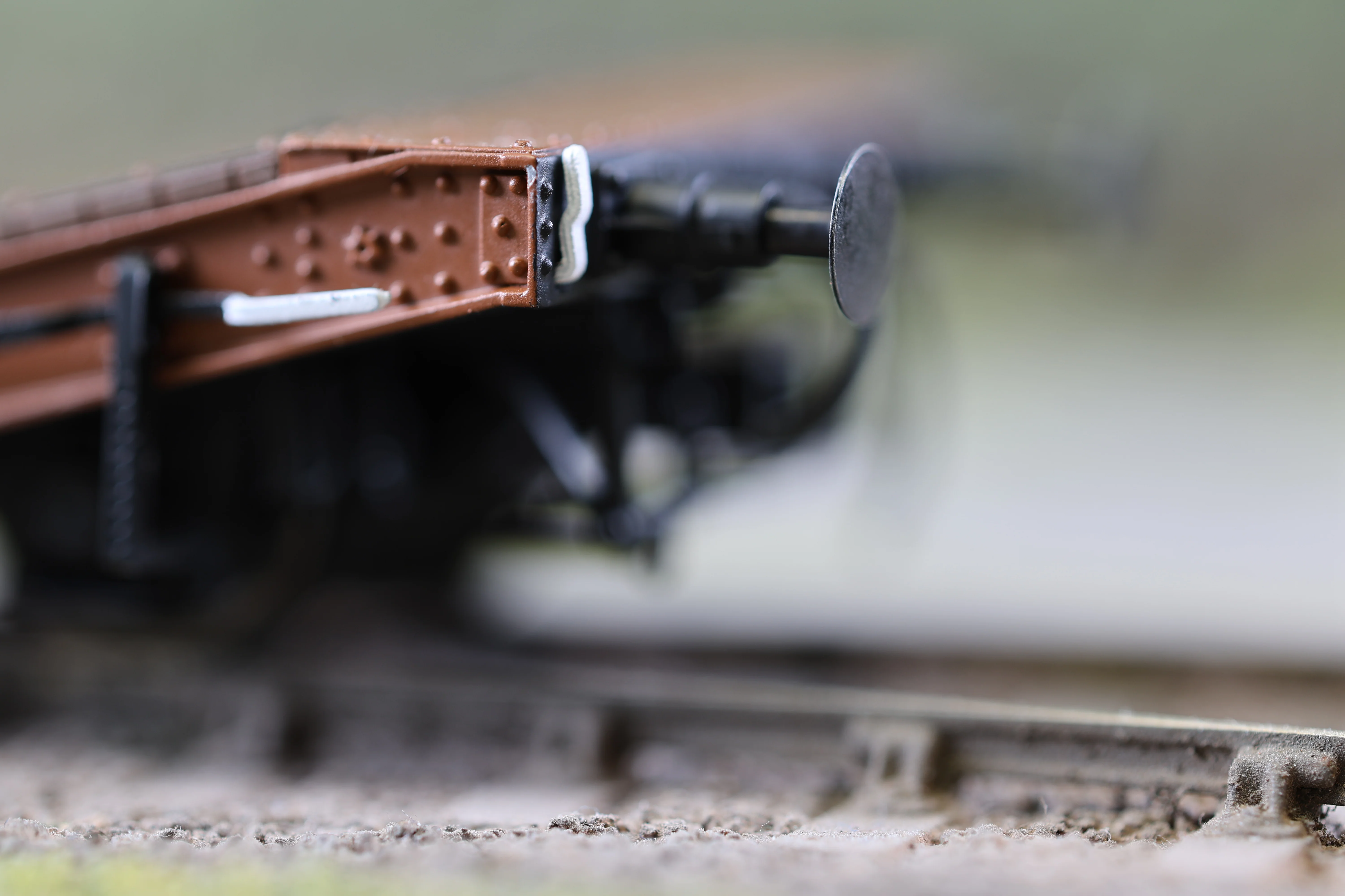 Clark Railworks OO Gauge C3004A 25T Lowmac 'M700728', BR Bauxite, Preserved - Image 5