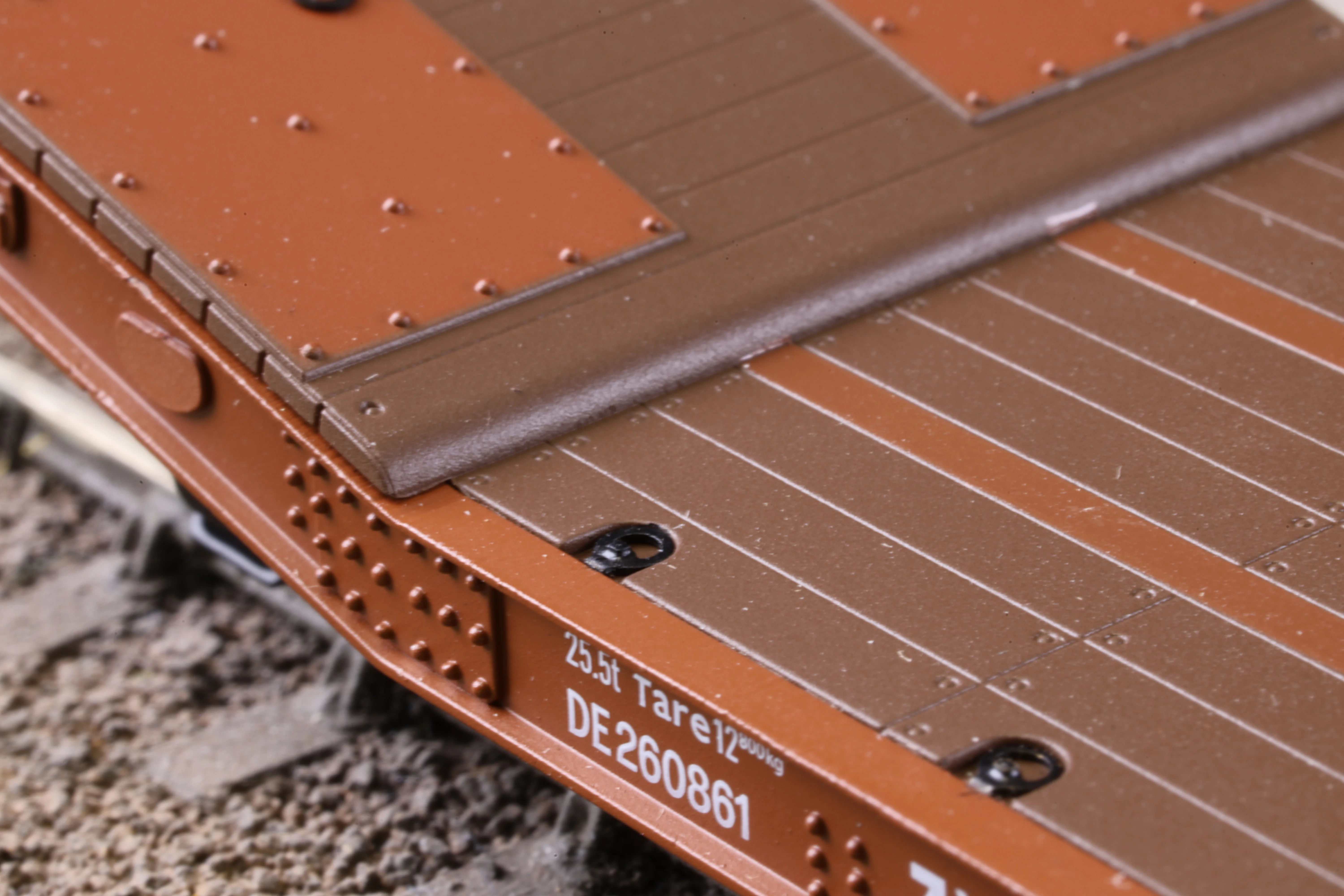 Clark Railworks OO Gauge C3005A 25T Lowmac 'DE260861', BR Bauxite, Preserved - Image 10