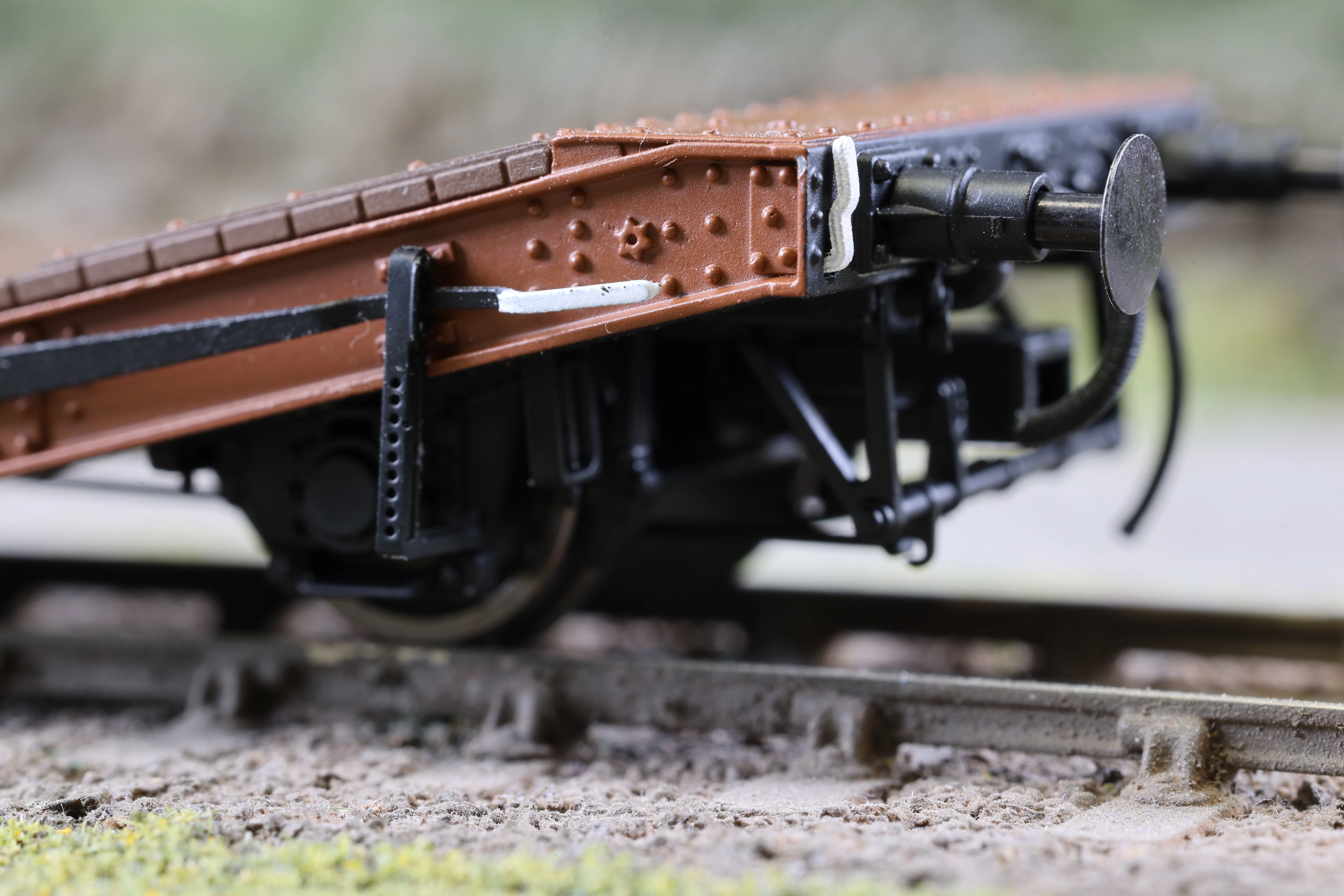 Clark Railworks OO Gauge C3005A 25T Lowmac 'DE260861', BR Bauxite, Preserved - Image 6