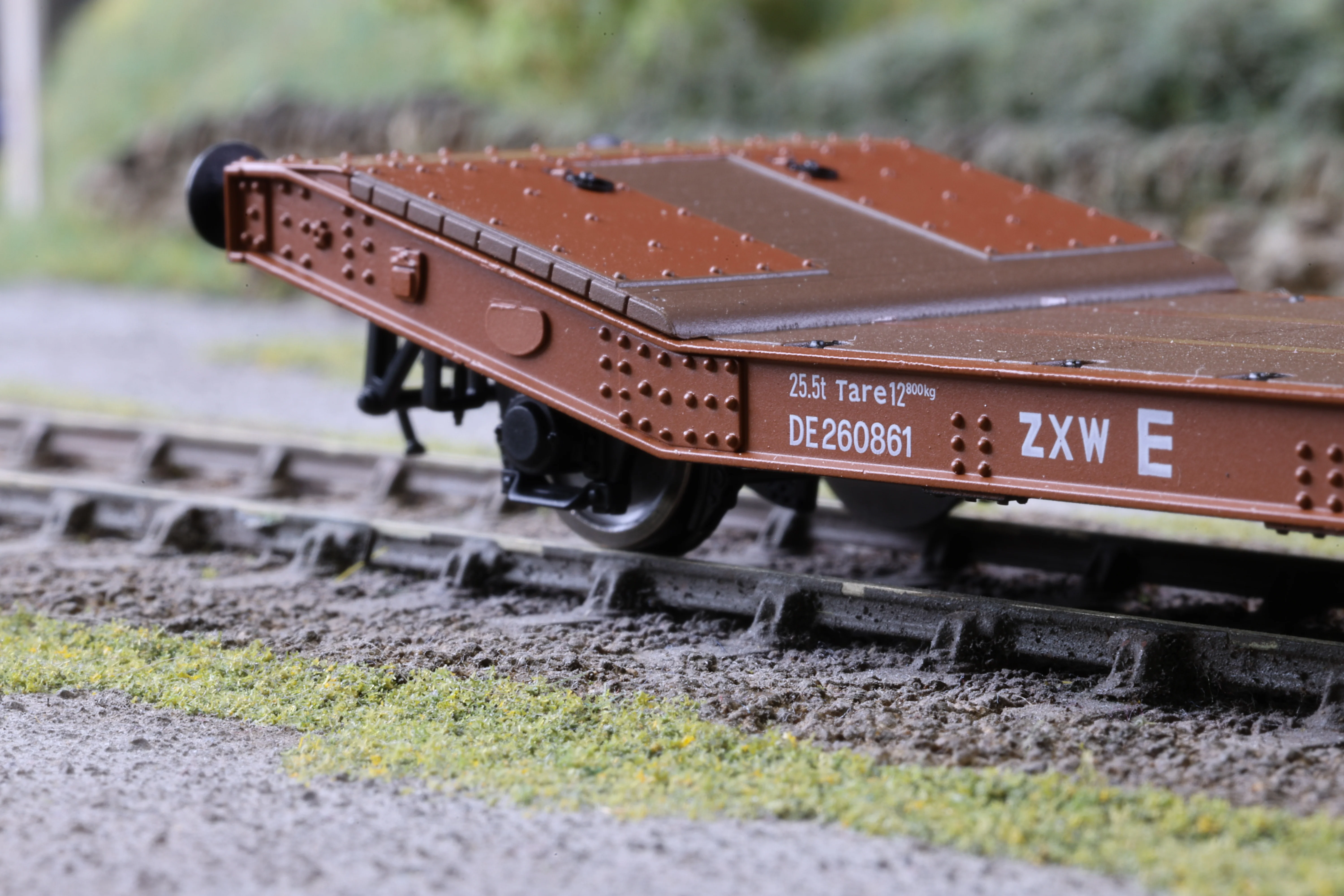 Clark Railworks OO Gauge C3008A 25T Lowmac 'ADB904531', BR Engineers Grey - Image 10