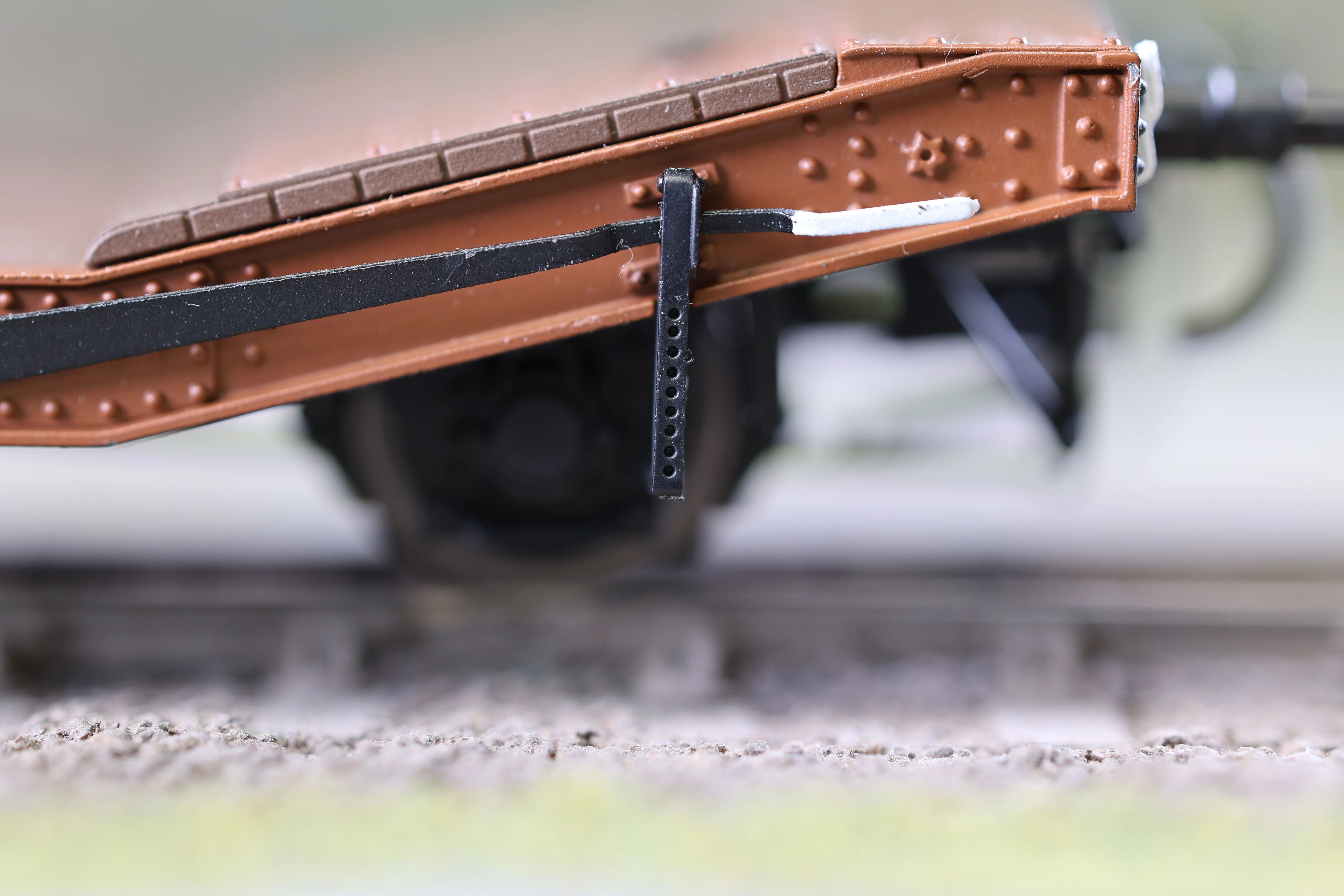 Clark Railworks OO Gauge C3011U 25T Lowmac Un-numbered, Civil Engineers Dutch, Preserved - Image 4