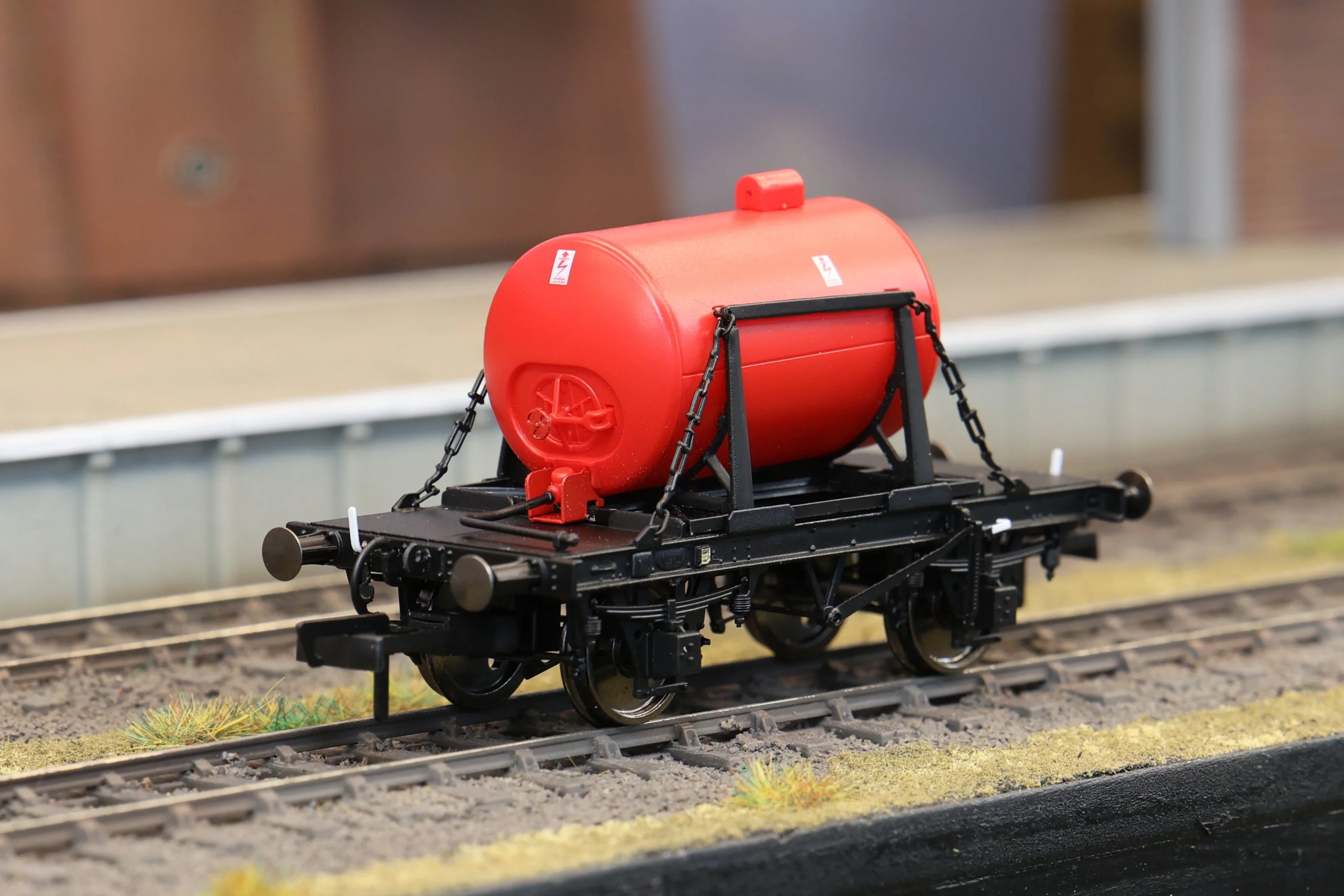 Clark Railworks OO Gauge C3025 Demountable Tank Wagon 'B749028', Plain Red (Internal User)