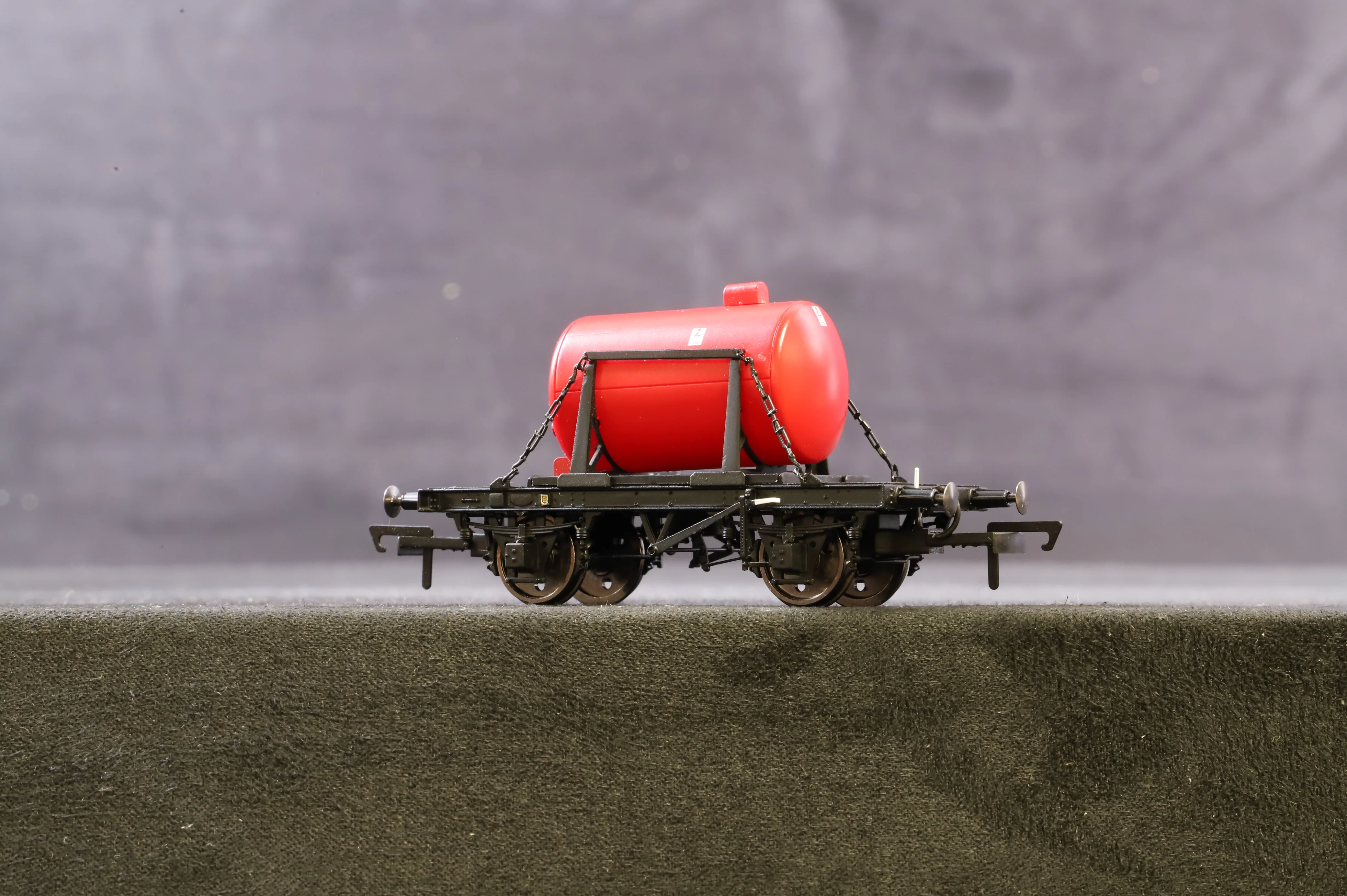 Clark Railworks OO Gauge C3025 Demountable Tank Wagon 'B749028', Plain Red (Internal User) - Image 2