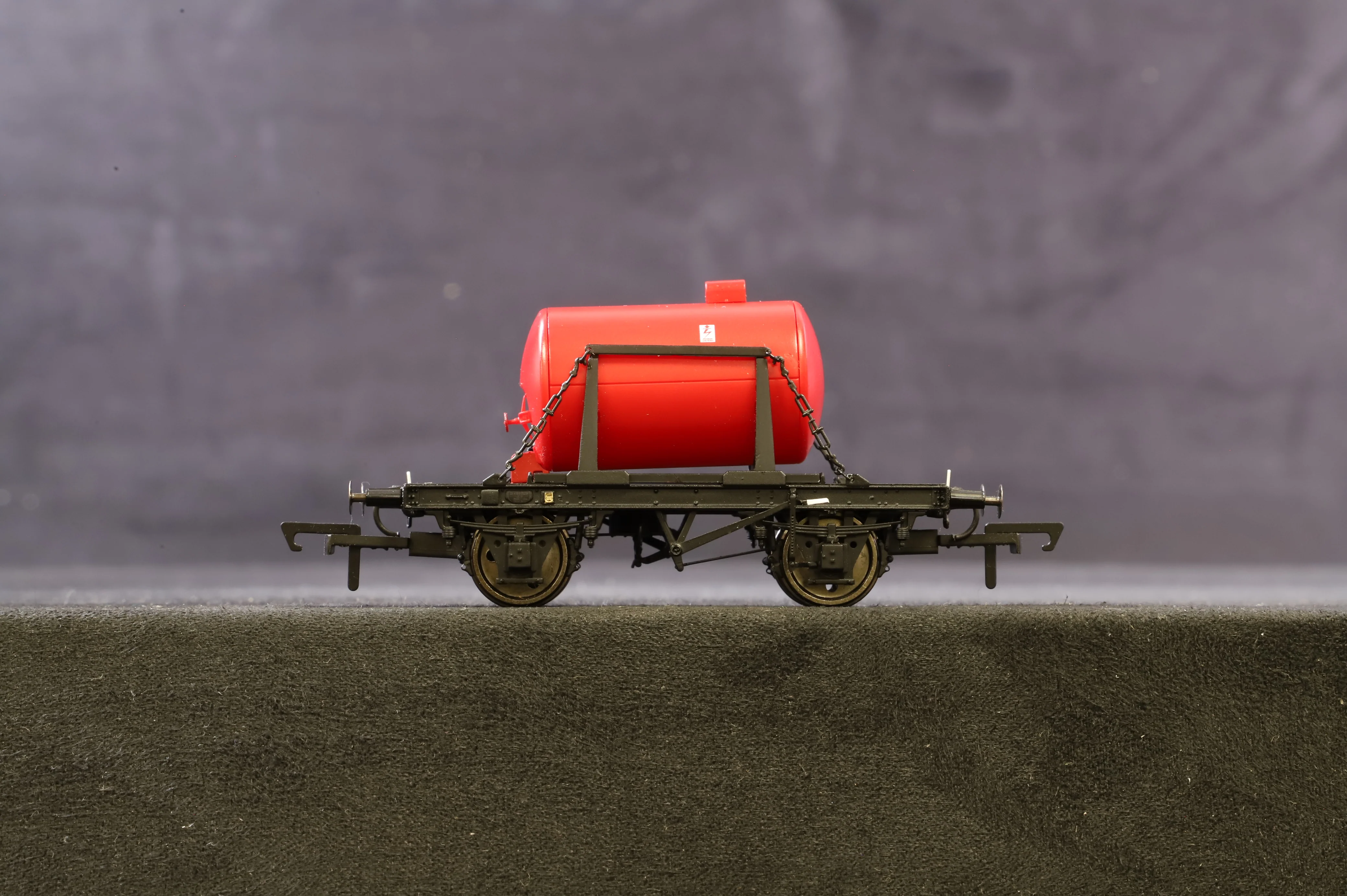 Clark Railworks OO Gauge C3025 Demountable Tank Wagon 'B749028', Plain Red (Internal User) - Image 4