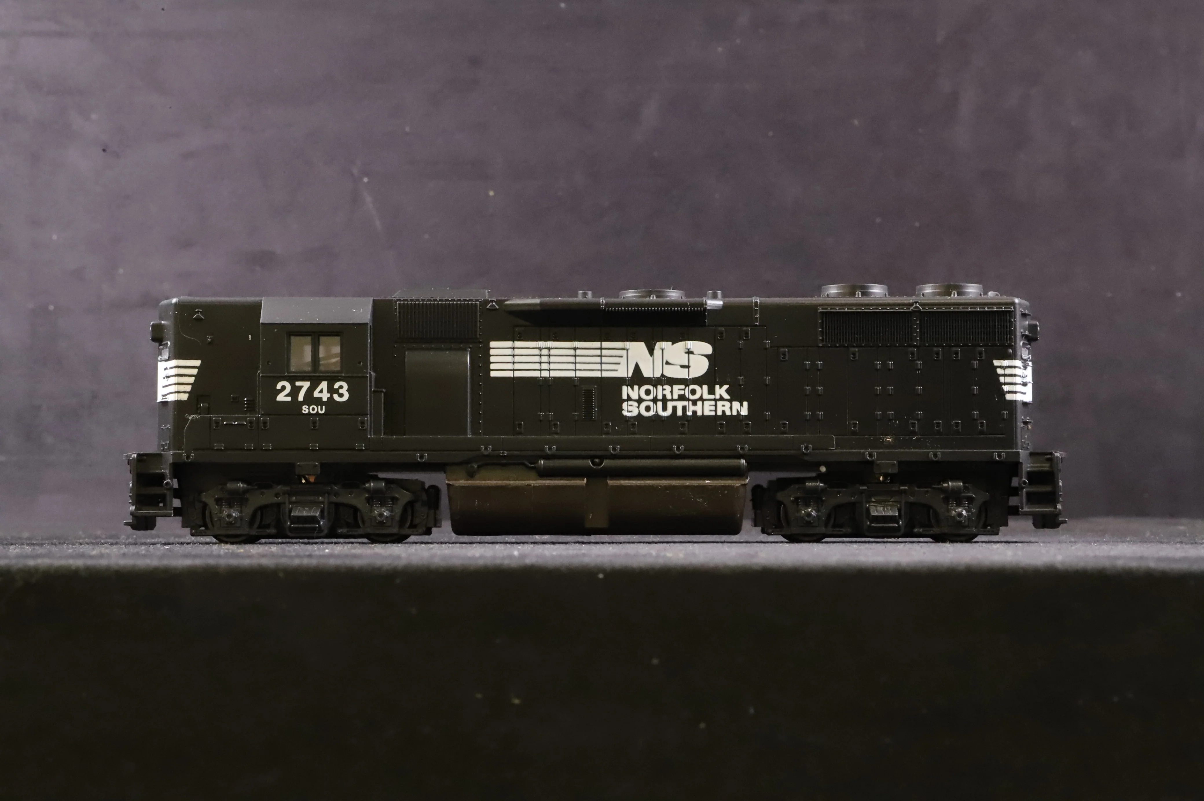 Con-Cor HO 0015-003002 EMD GP-38 Hi-Nose No.2743 in Norfolk Southern Black - Image 2