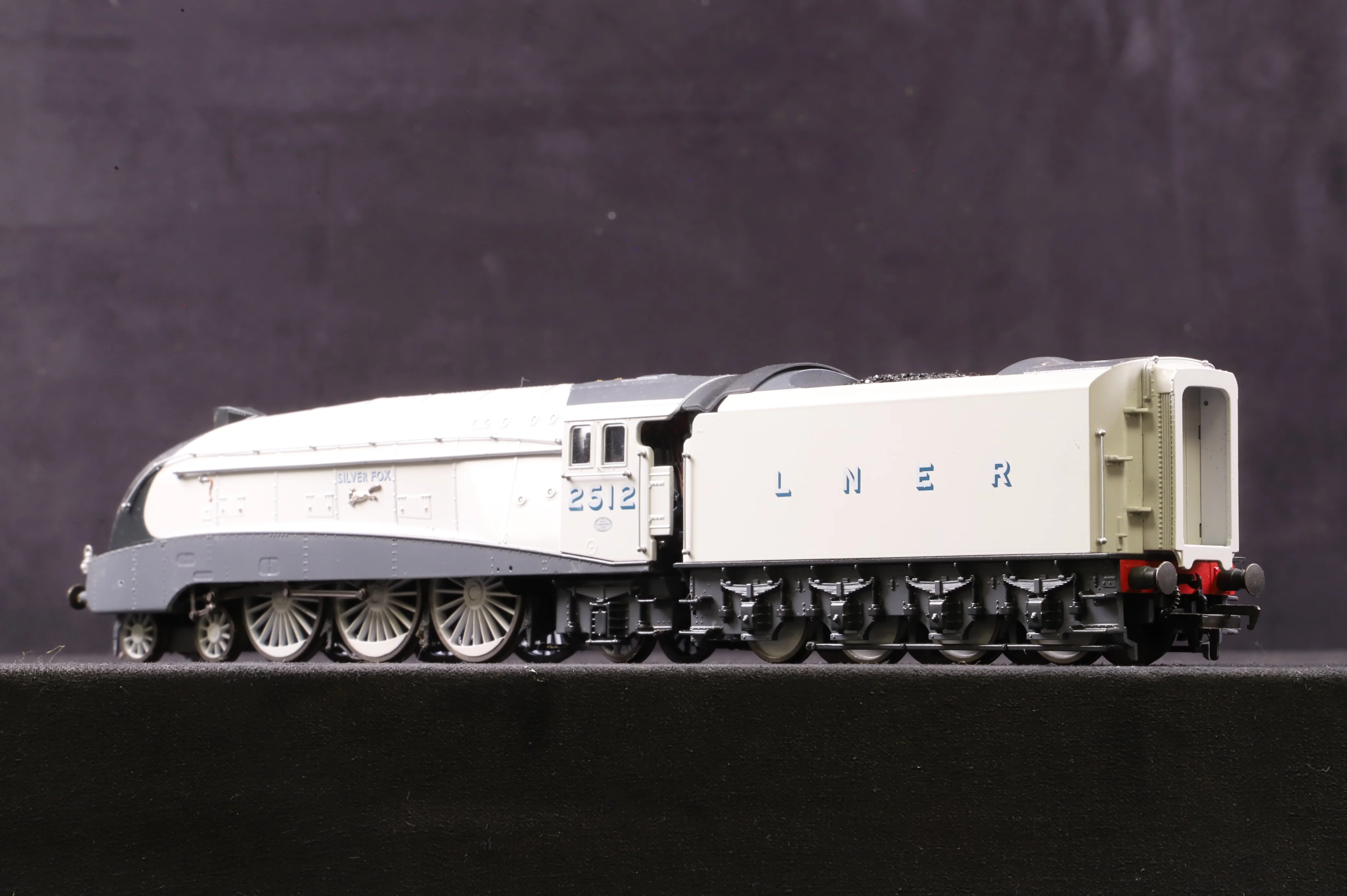 Dapol Black Label OO BL-001-005 Class A4 '2512' 'Silver Fox' LNER Silver DCC Sound & Smoke - Image 4